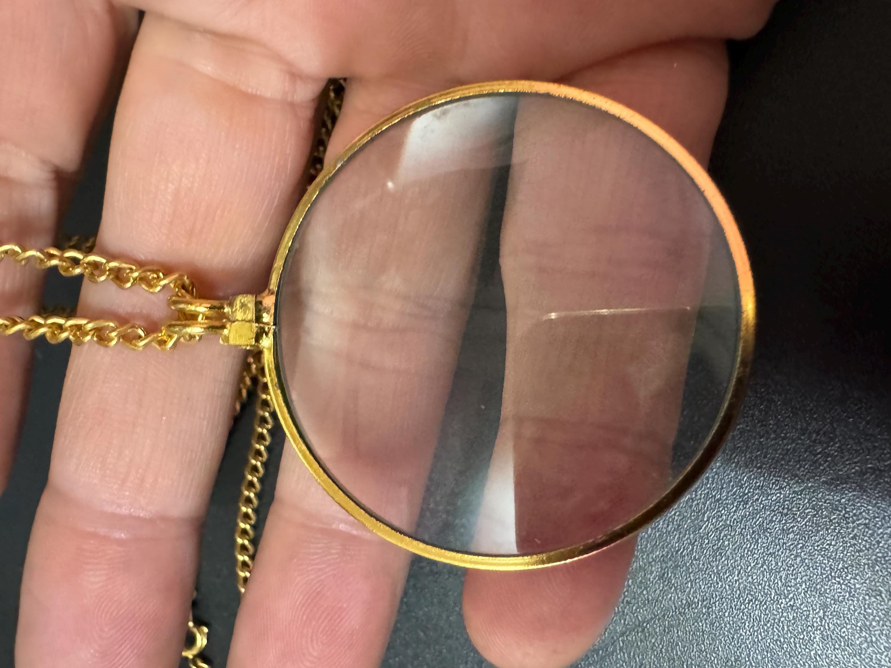 Vintage gold tone 4cm round eye glass glasses magnifier pendant necklace jewellers loupe