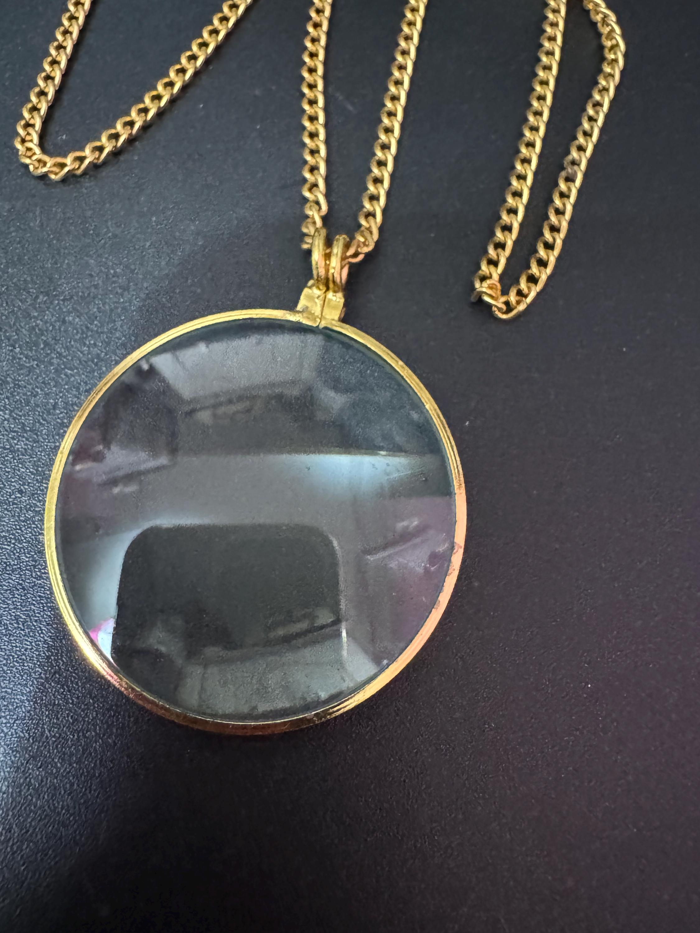 Vintage gold tone 4cm round eye glass glasses magnifier pendant necklace jewellers loupe