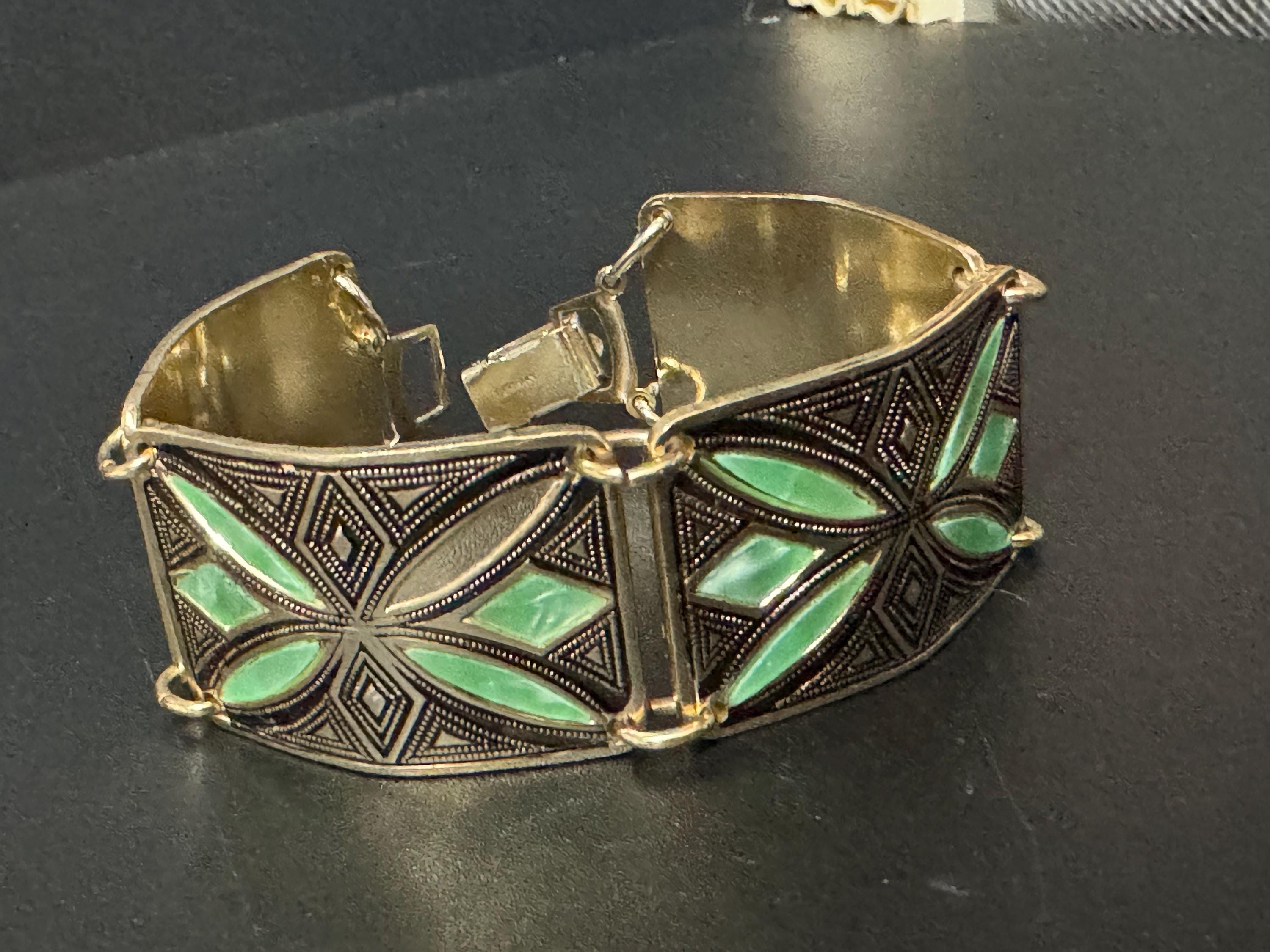 Vintage Silver Tone Green enamel floral panel link bracelet lightweight aluminium