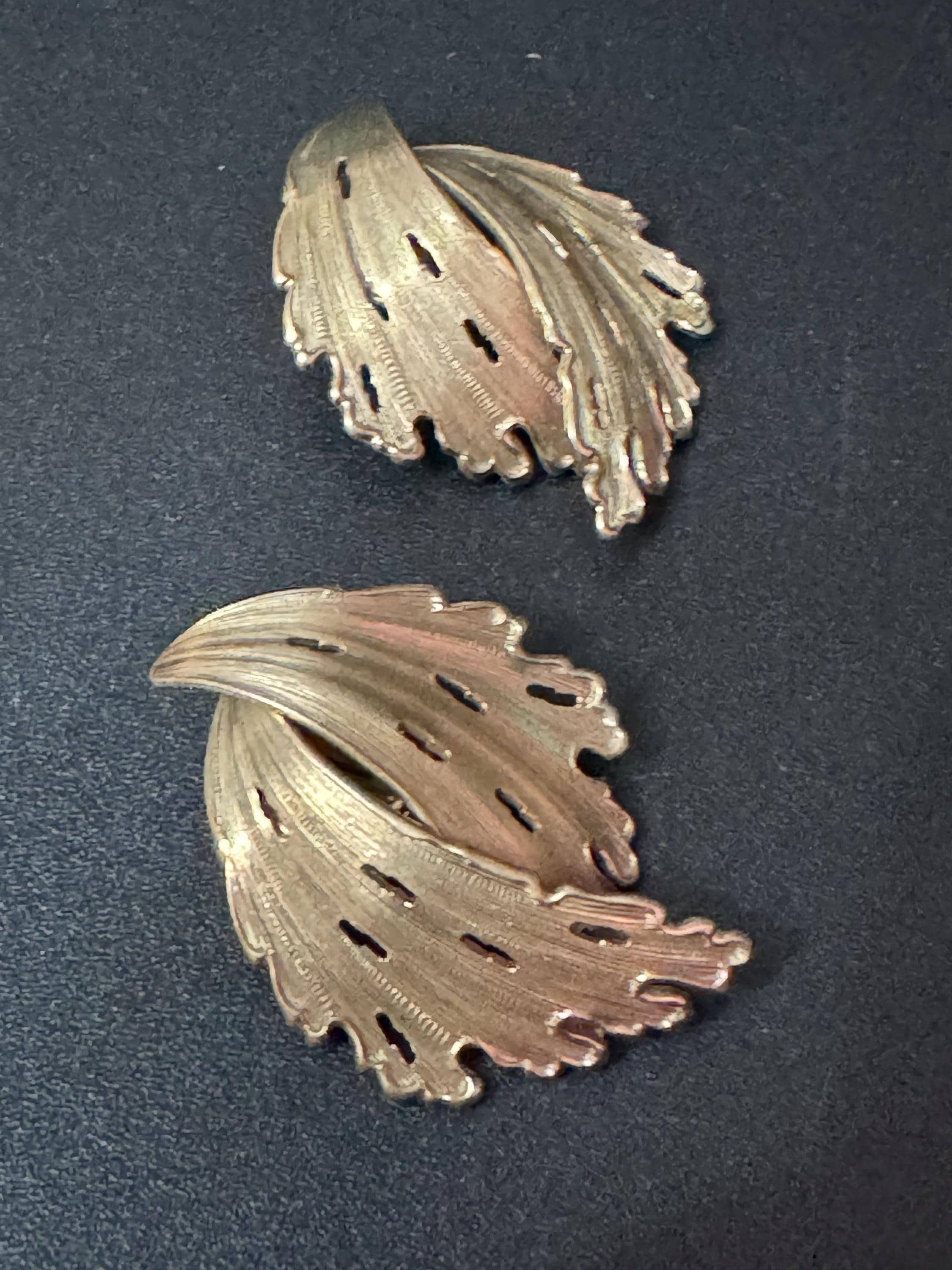 Oversized gorgeous Vintage mid century gold tone abstract leaf foliat clip on earrings