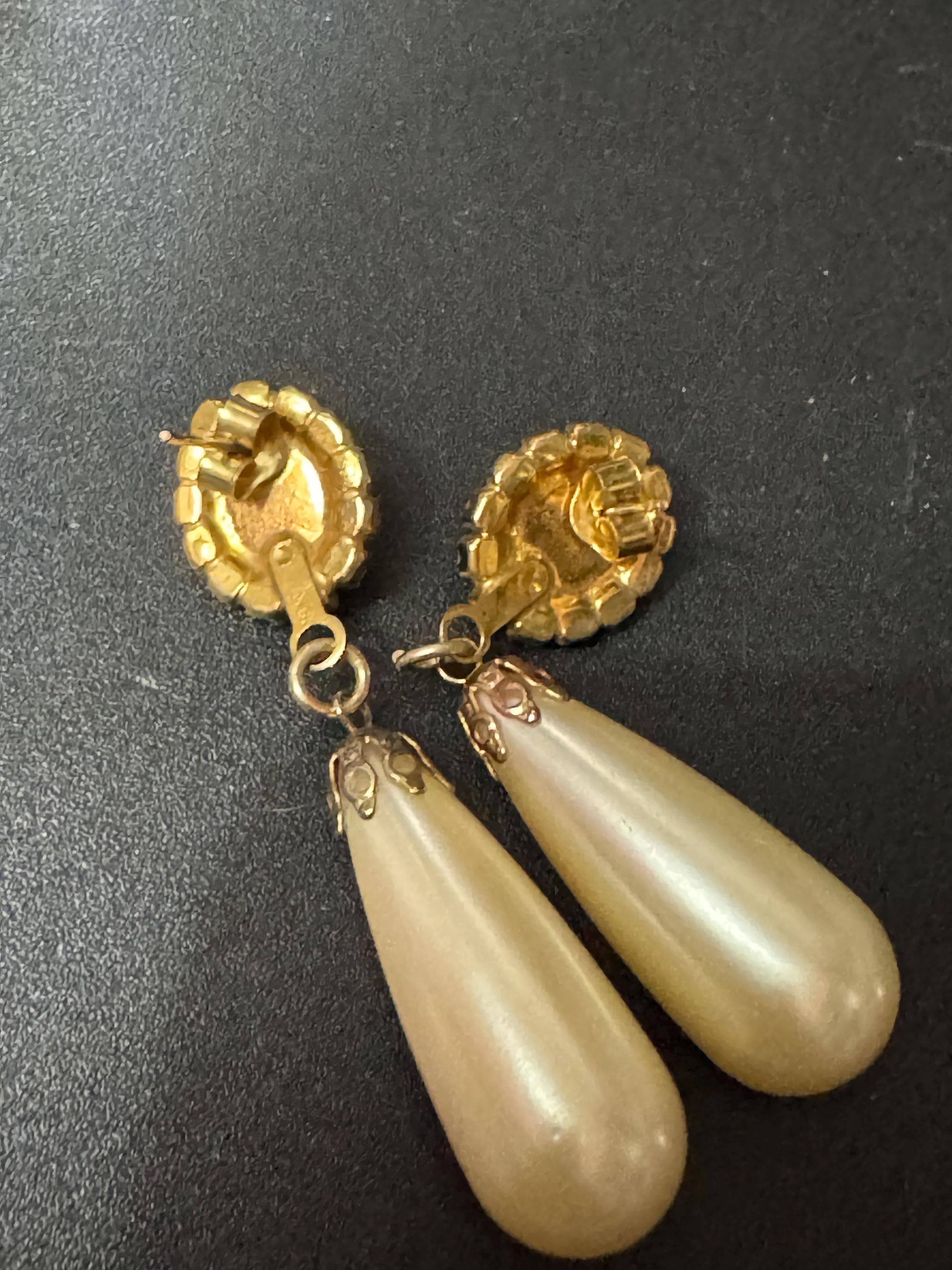 Vintage gold tone white pearl teardrop clear crystal dangly earrings for pierced ears