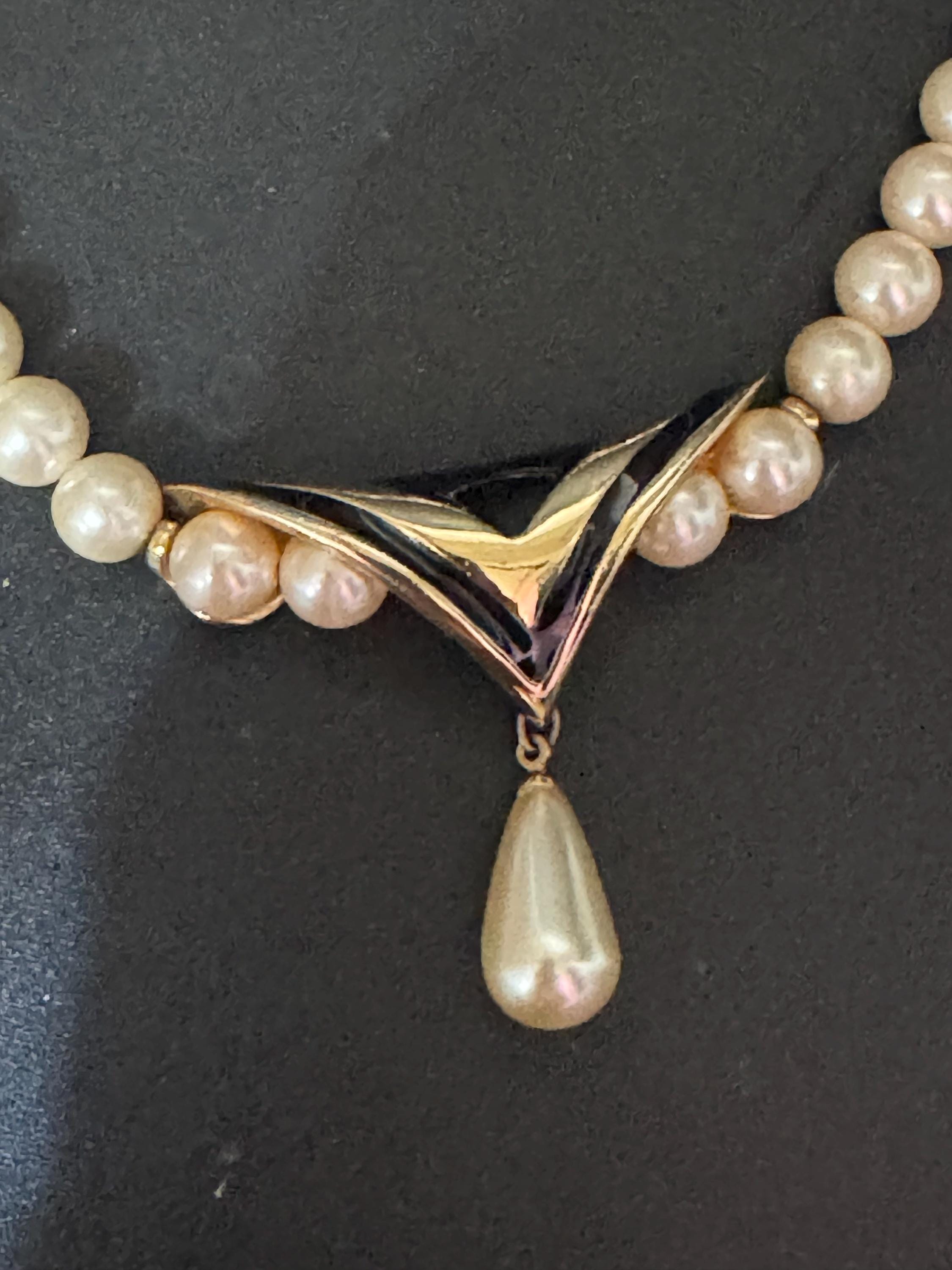 Signed Napier 1980s Vintage cream glass pearl  and black enamel teardrop pearl necklace gold tone 47cm