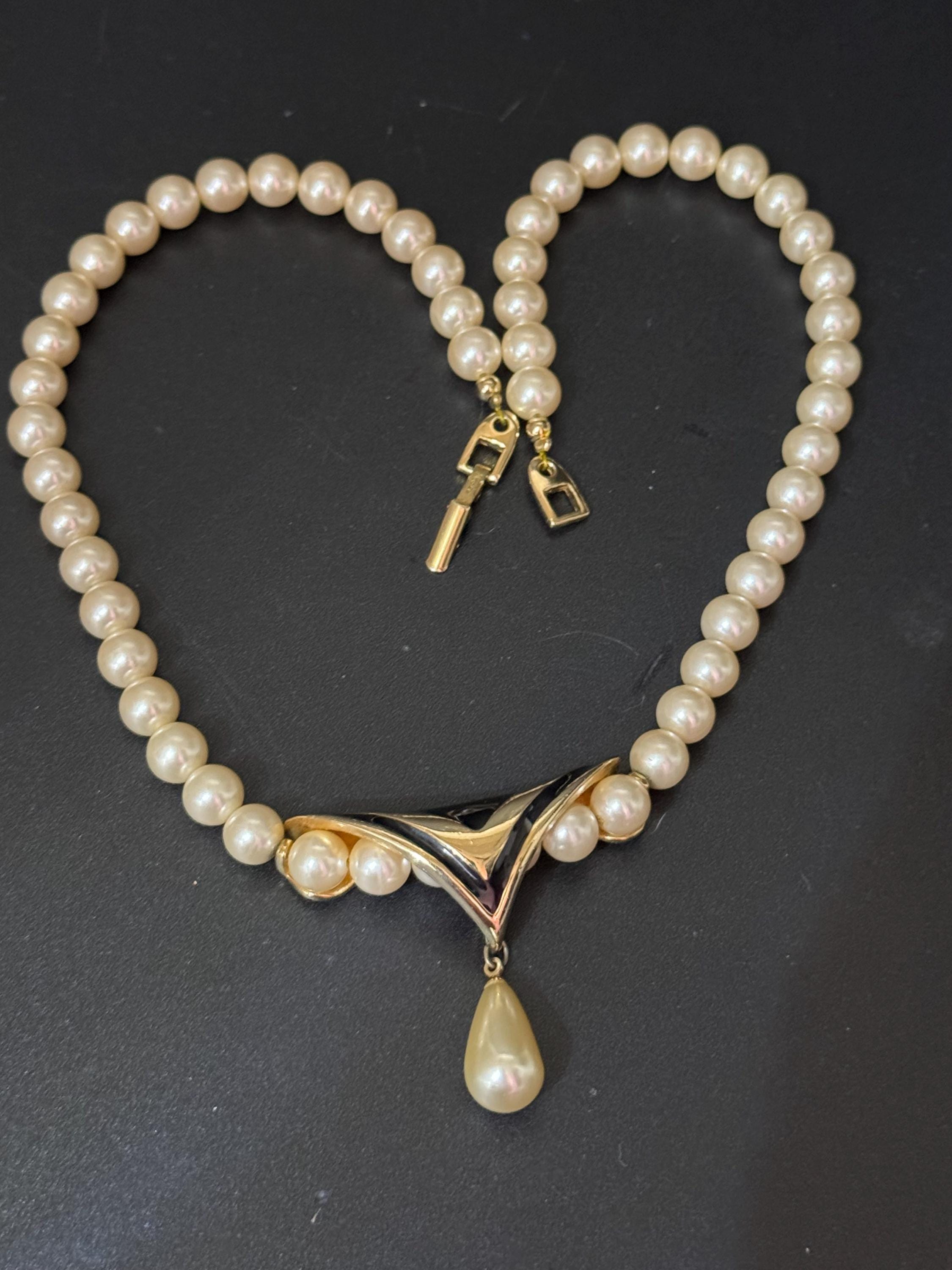 Signed Napier 1980s Vintage cream glass pearl  and black enamel teardrop pearl necklace gold tone 47cm