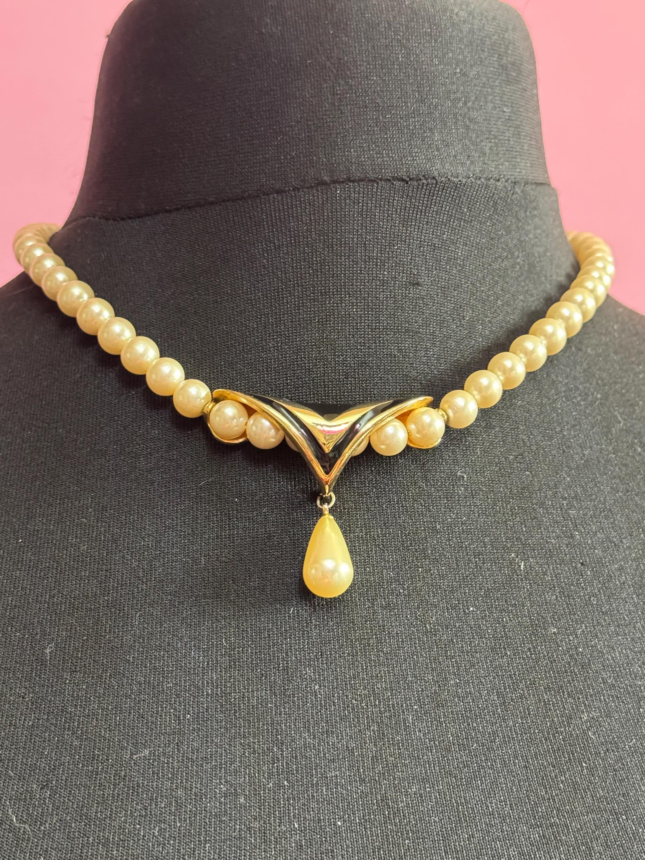 Signed Napier 1980s Vintage cream glass pearl  and black enamel teardrop pearl necklace gold tone 47cm