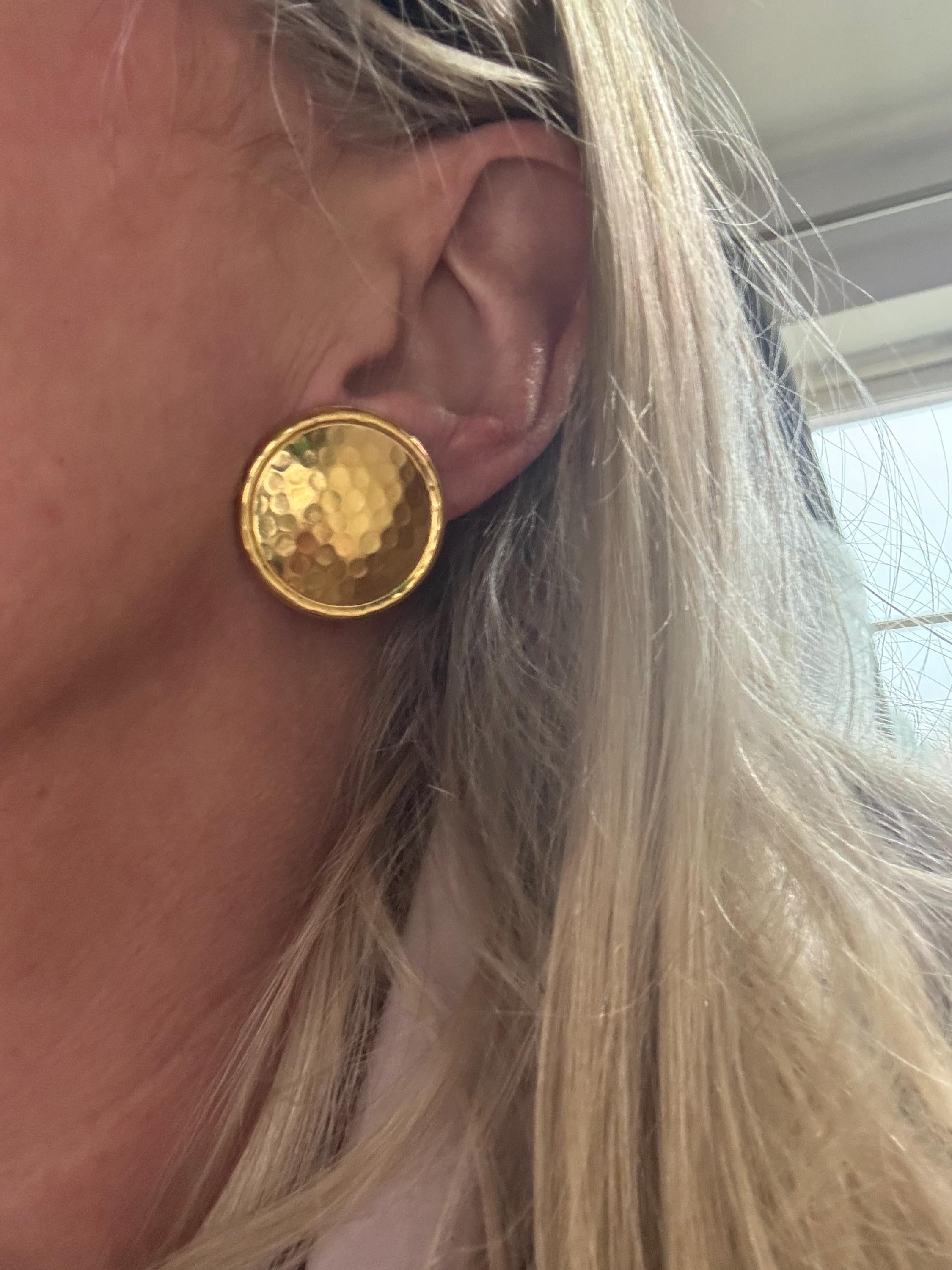 vintage 3cm round disc Etruscan button disc earrings, lightweight , gold tone textured metal