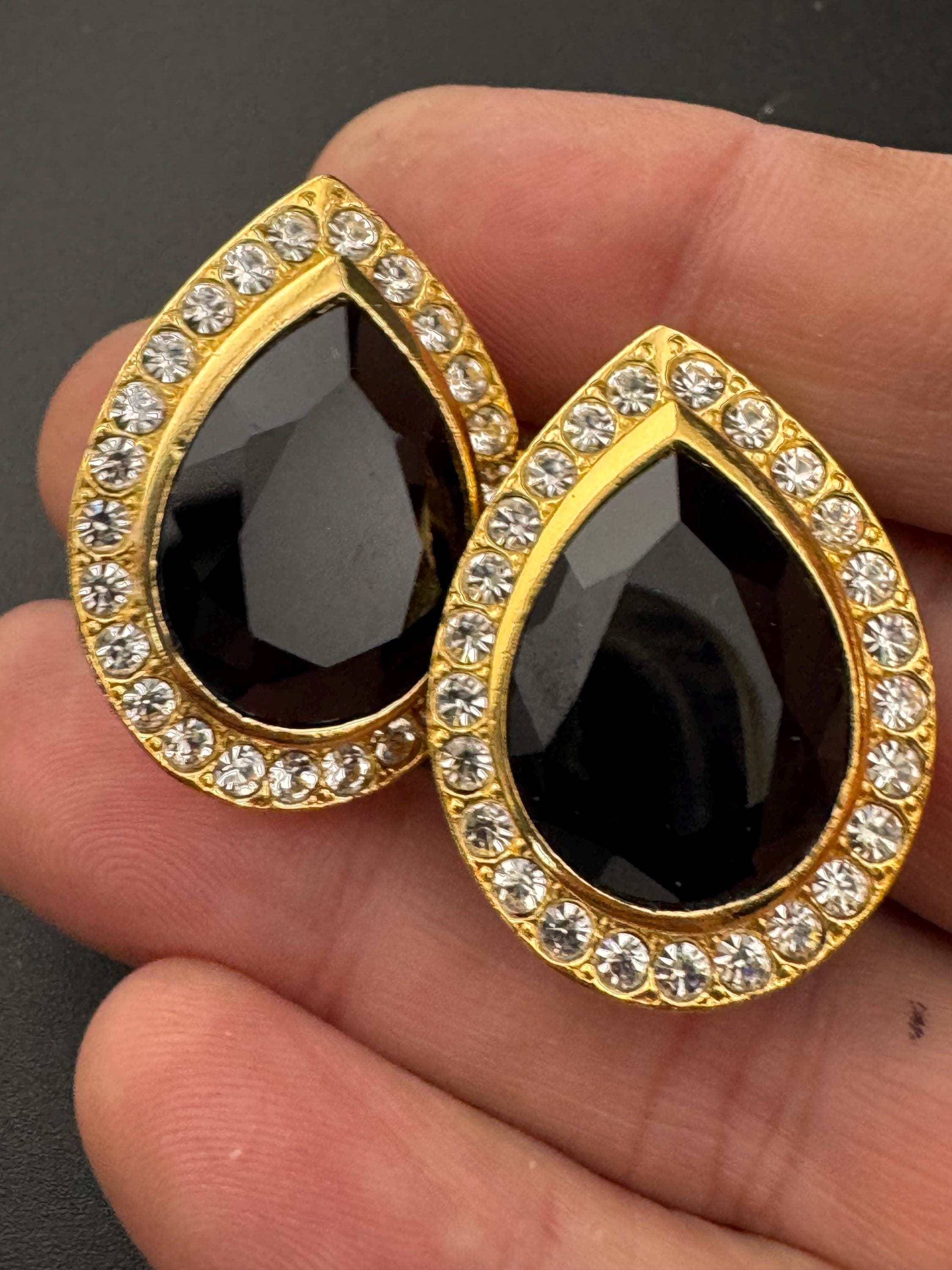 Vintage 80s crystal rhinestone diamanté black and clear teardrop clip on earrings gold tone monochrome