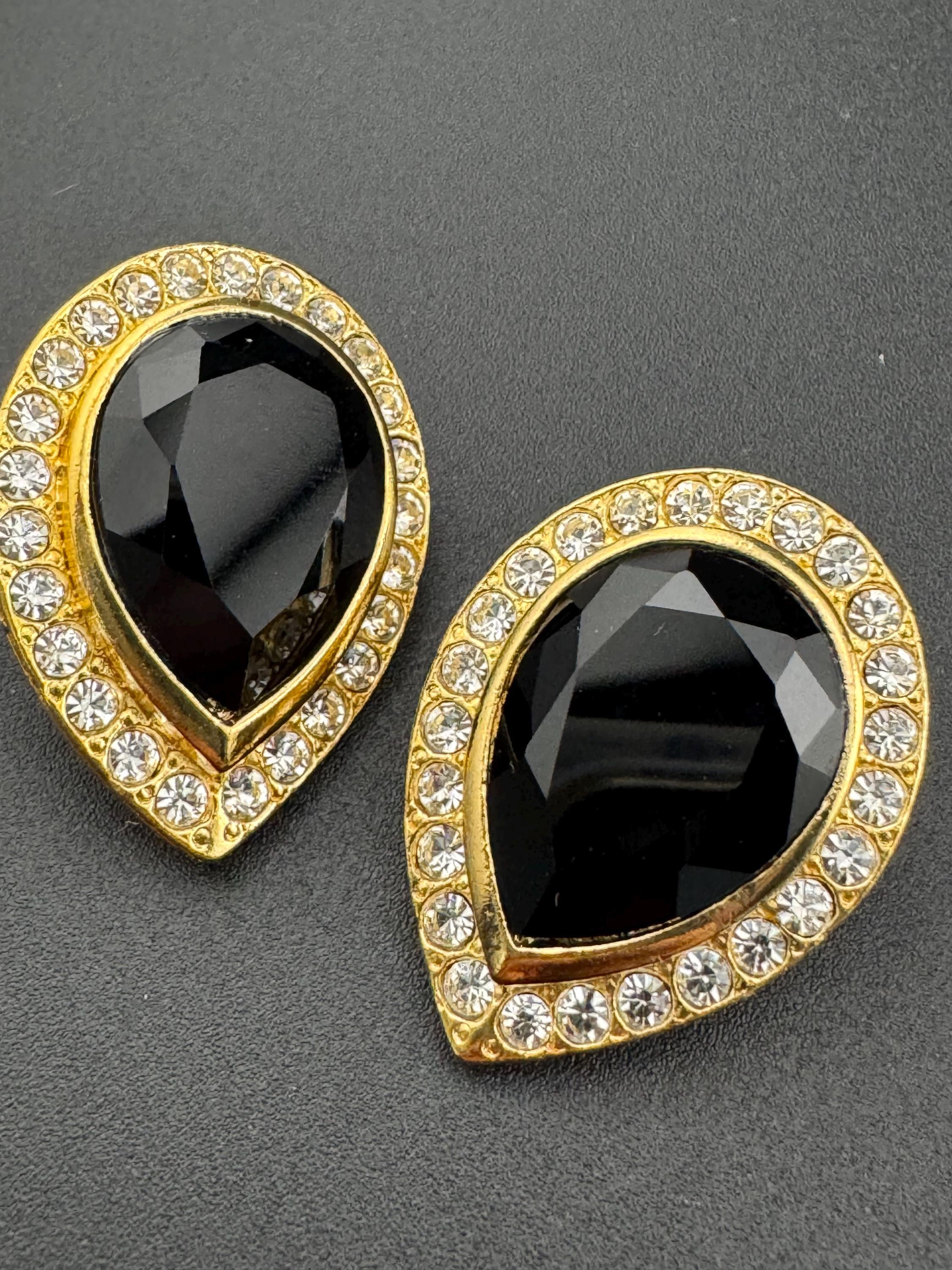 Vintage 80s crystal rhinestone diamanté black and clear teardrop clip on earrings gold tone monochrome