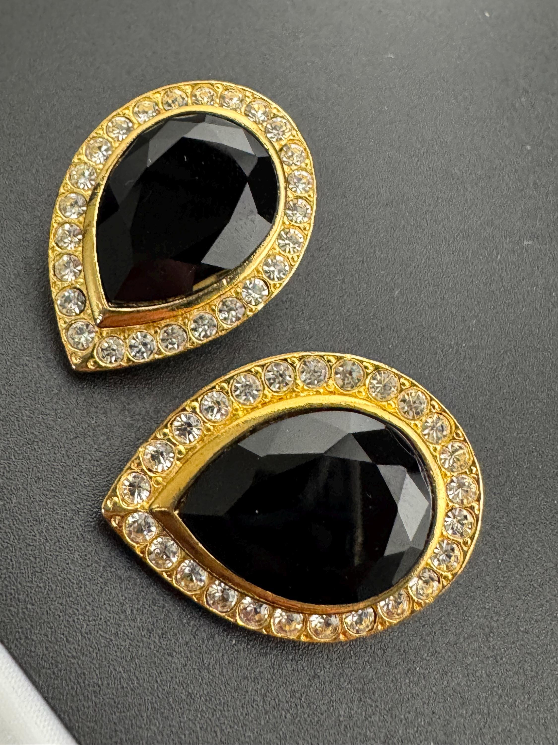 Vintage 80s crystal rhinestone diamanté black and clear teardrop clip on earrings gold tone monochrome