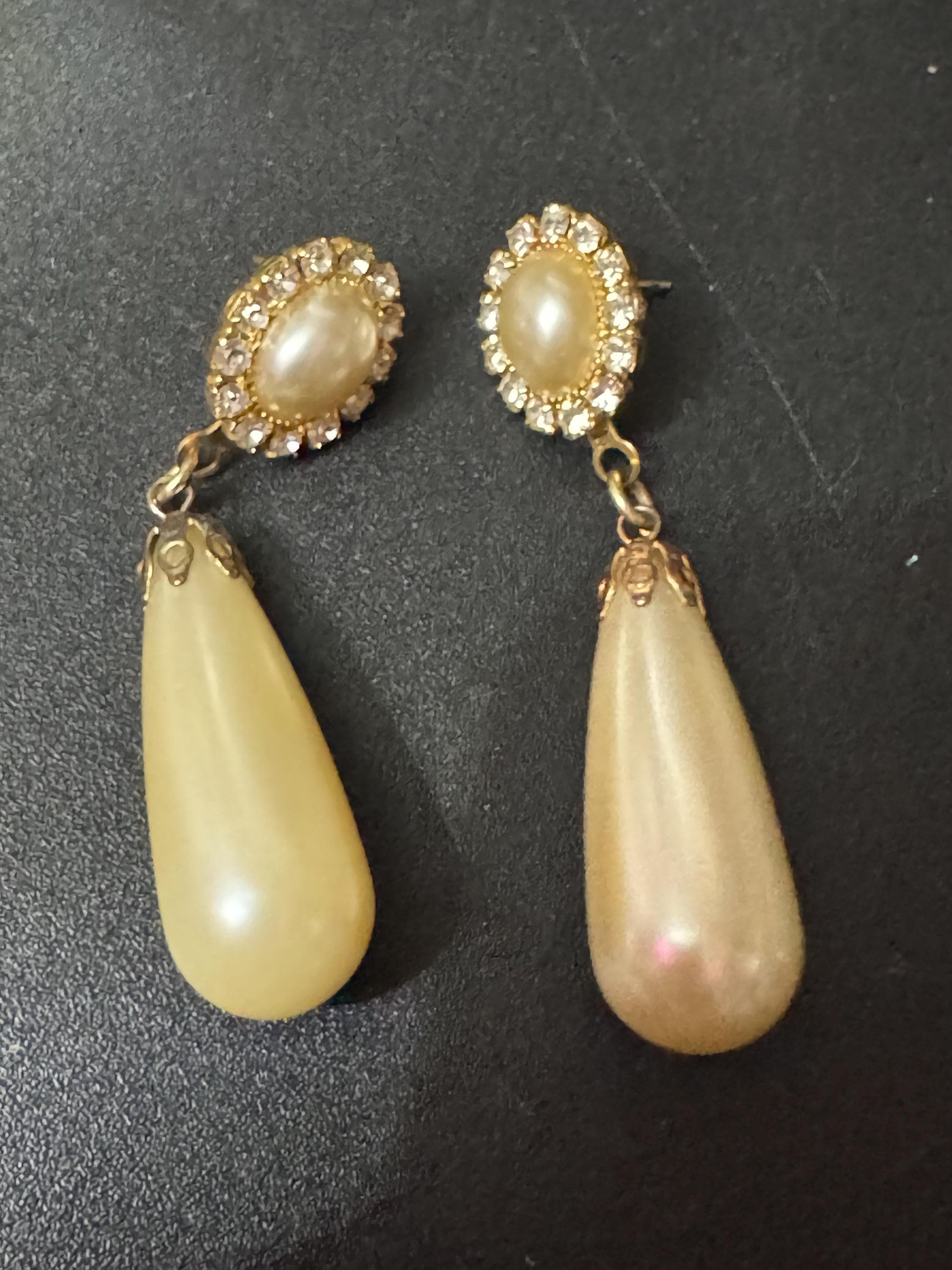 Vintage gold tone white pearl teardrop clear crystal dangly earrings for pierced ears