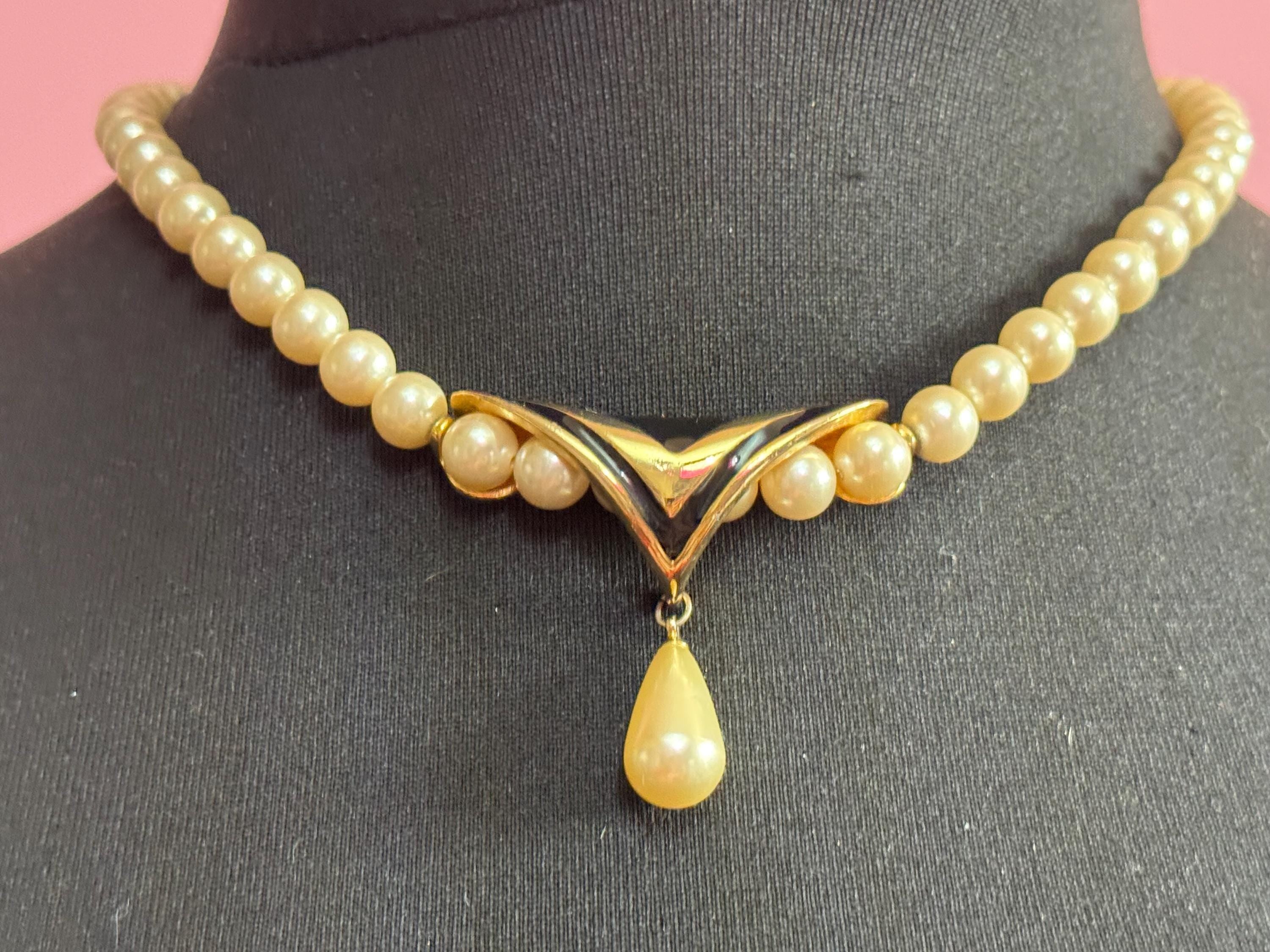 Signed Napier 1980s Vintage cream glass pearl  and black enamel teardrop pearl necklace gold tone 47cm