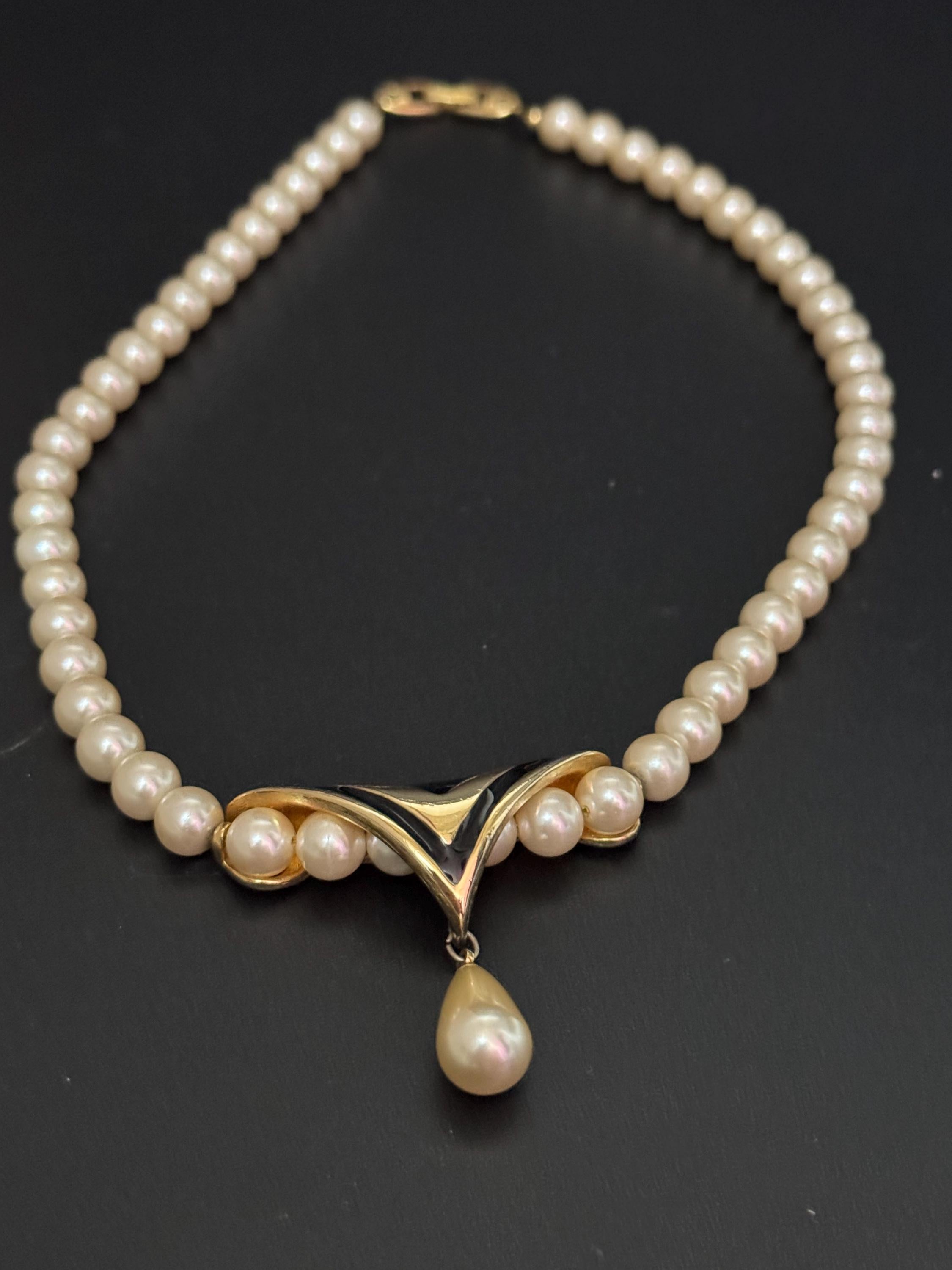 Signed Napier 1980s Vintage cream glass pearl  and black enamel teardrop pearl necklace gold tone 47cm