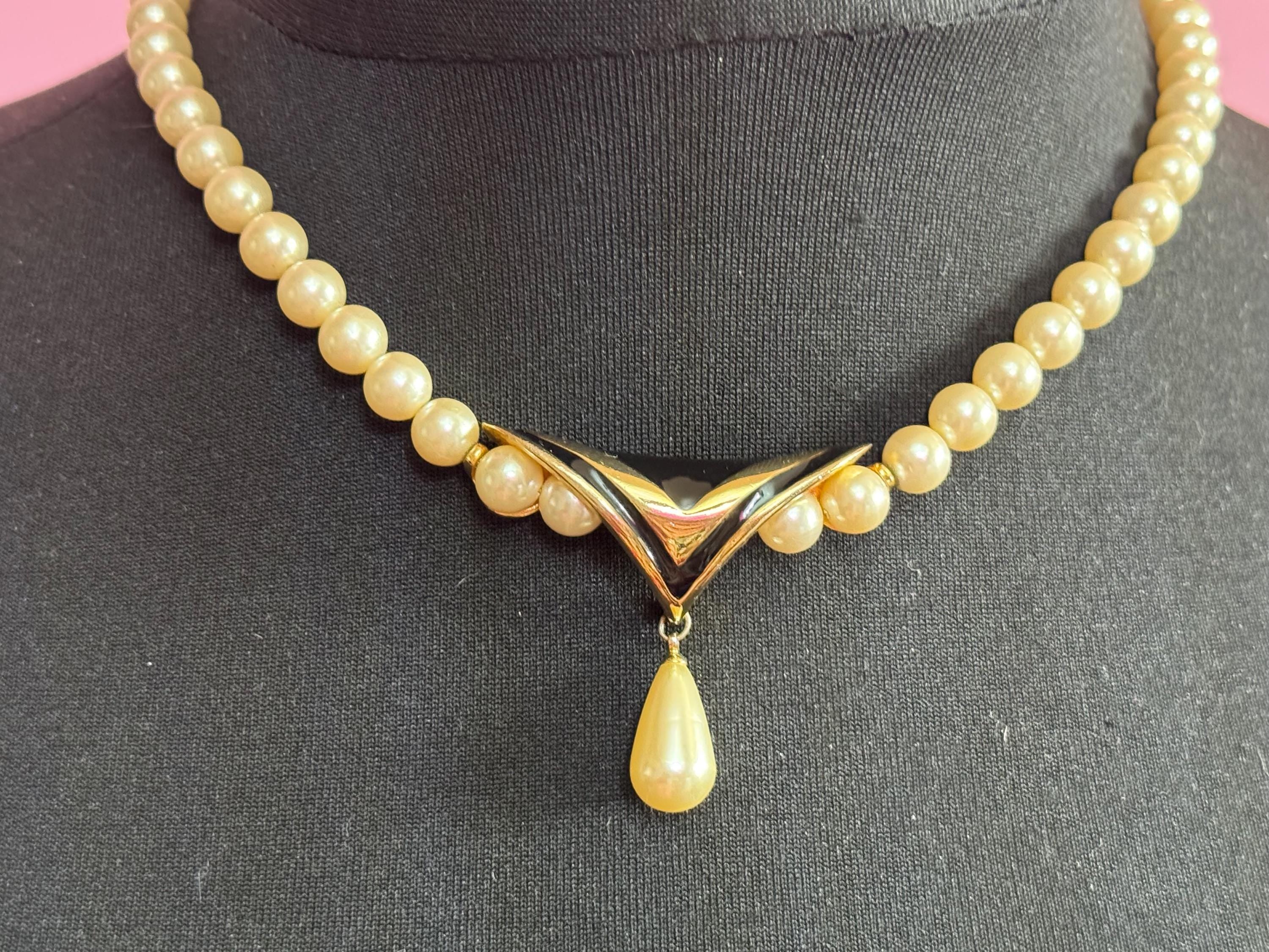 Signed Napier 1980s Vintage cream glass pearl  and black enamel teardrop pearl necklace gold tone 47cm