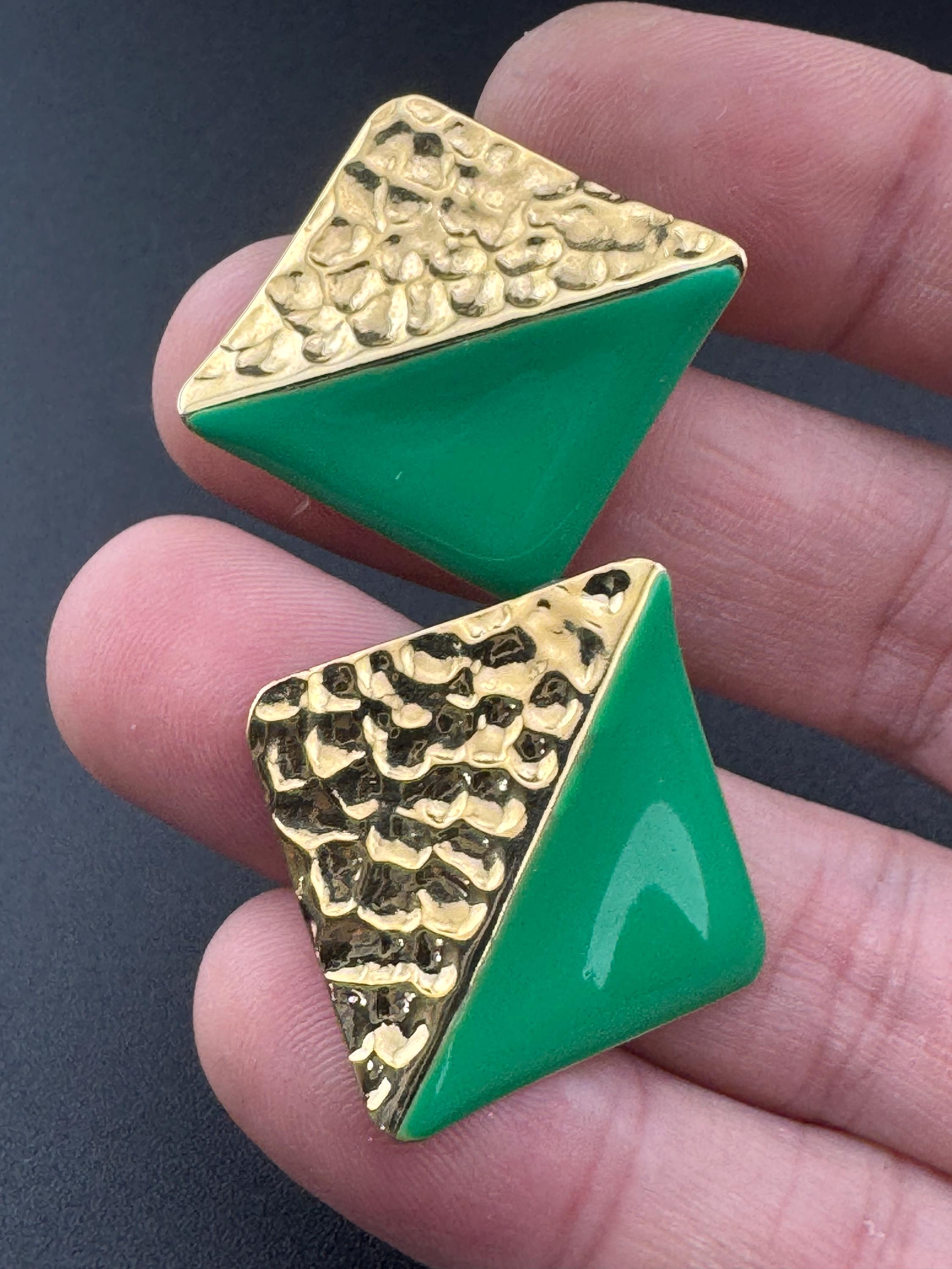 Vintage 80s bright green enamel gold tone two tone textured stud earrings for pierced ears unworn