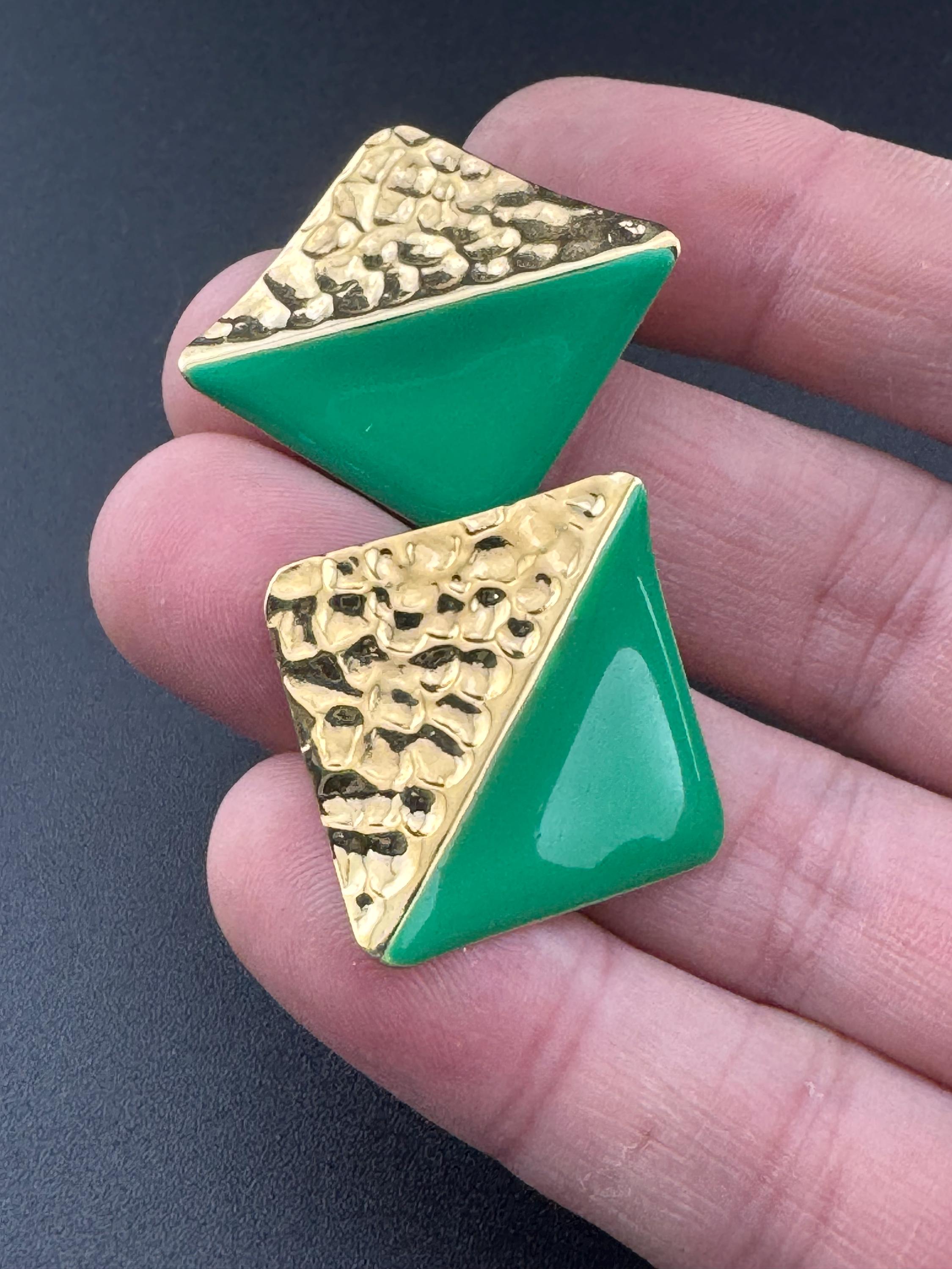 Vintage 80s bright green enamel gold tone two tone textured stud earrings for pierced ears unworn