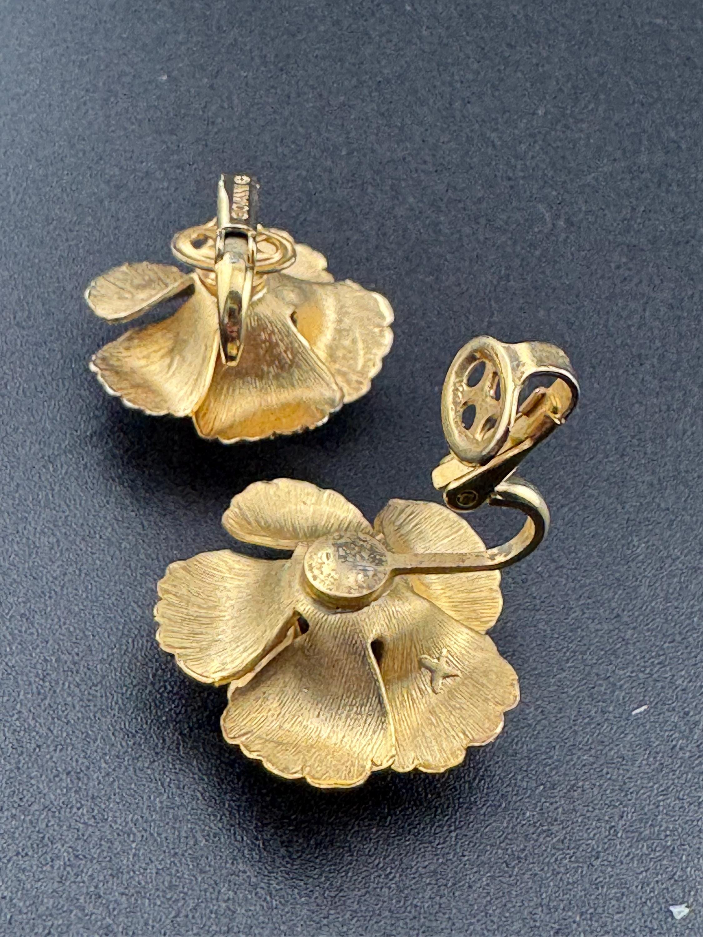 Signed giovanni Vintage mid century floral roses clip On stud Earrings gold Tone