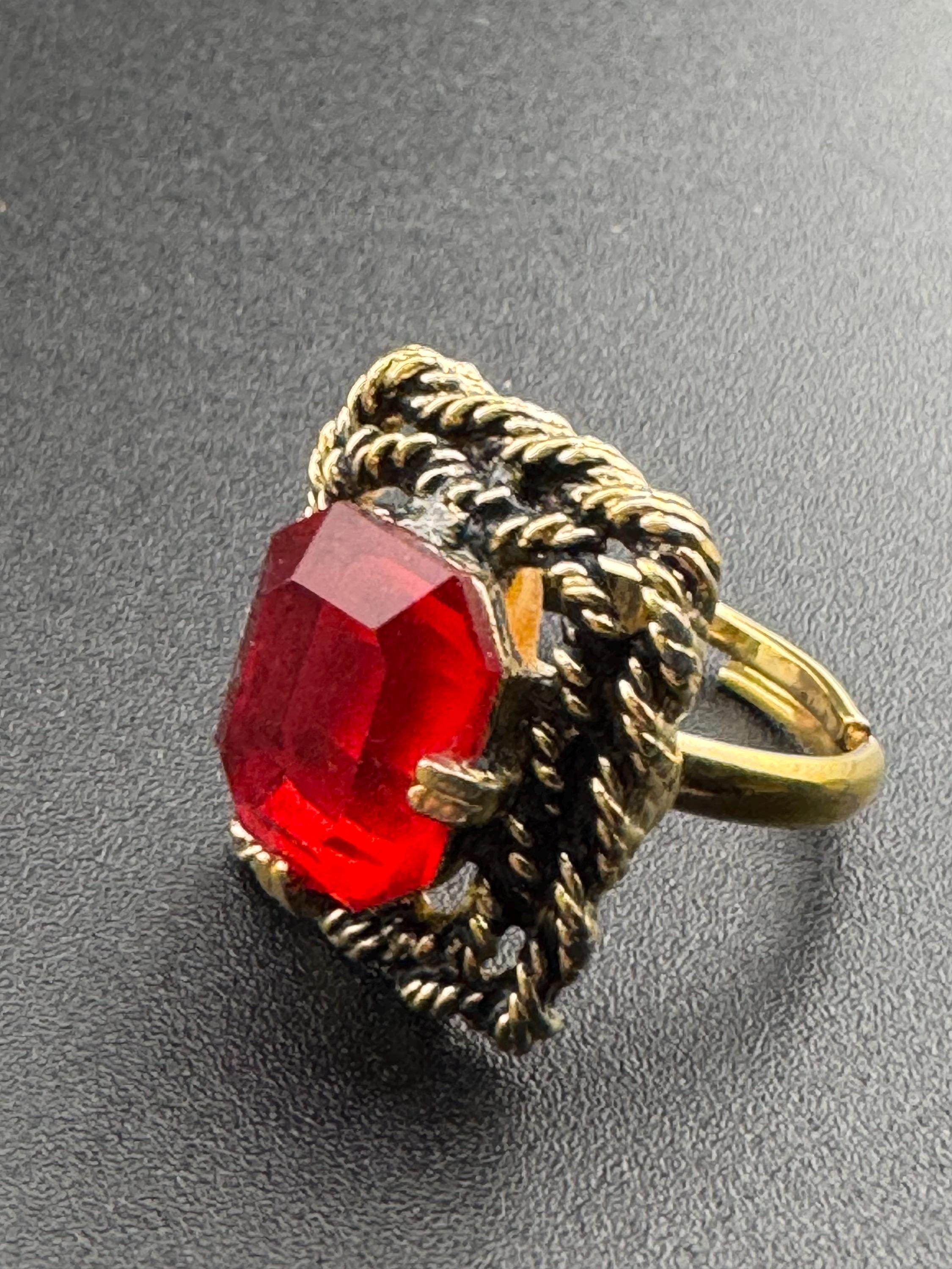 Signed sarah Coventry 1969 Majorca range gold tone red crystal rhinestone adjustable cocktail ring size M N O