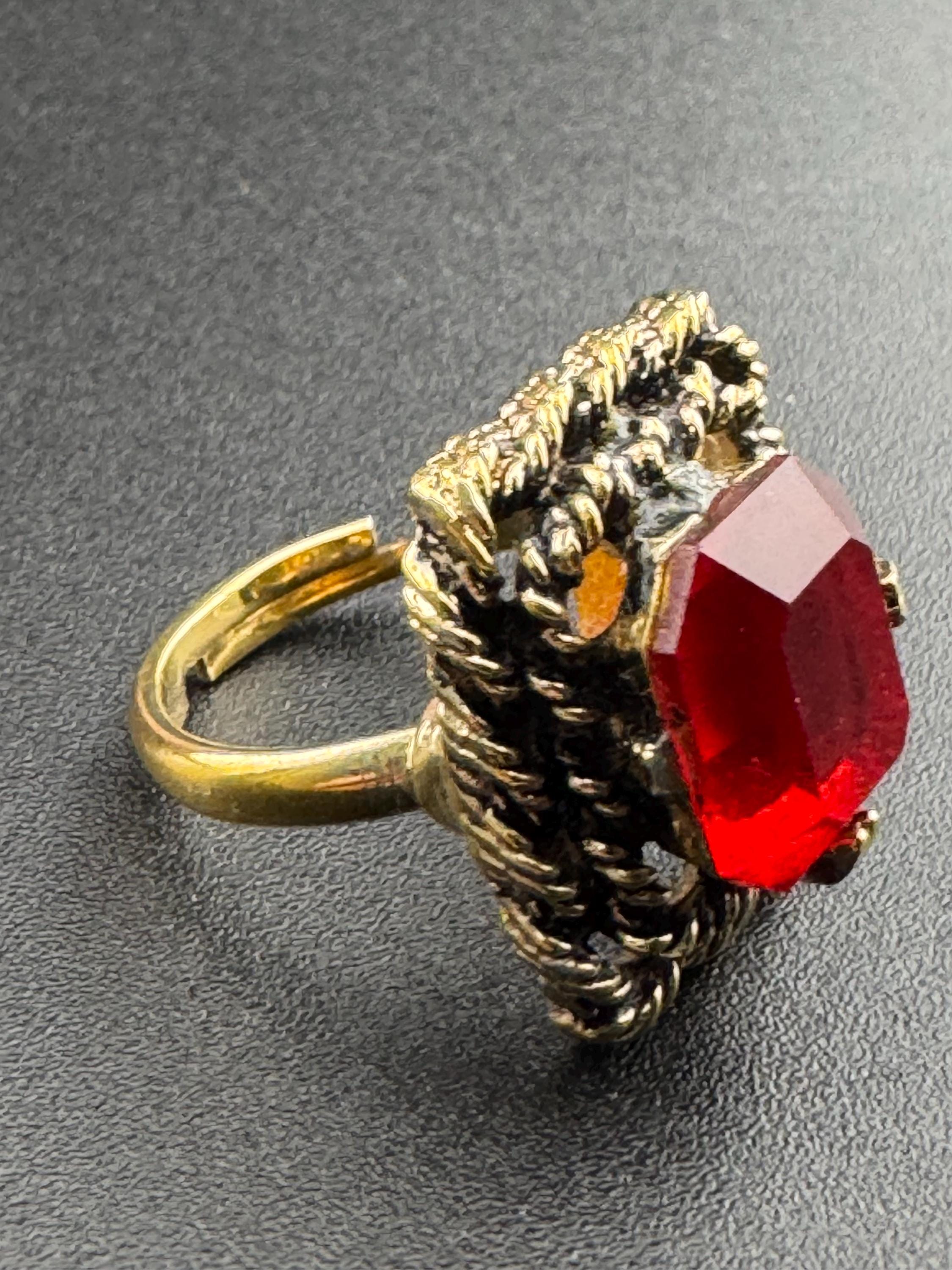 Signed sarah Coventry 1969 Majorca range gold tone red crystal rhinestone adjustable cocktail ring size M N O