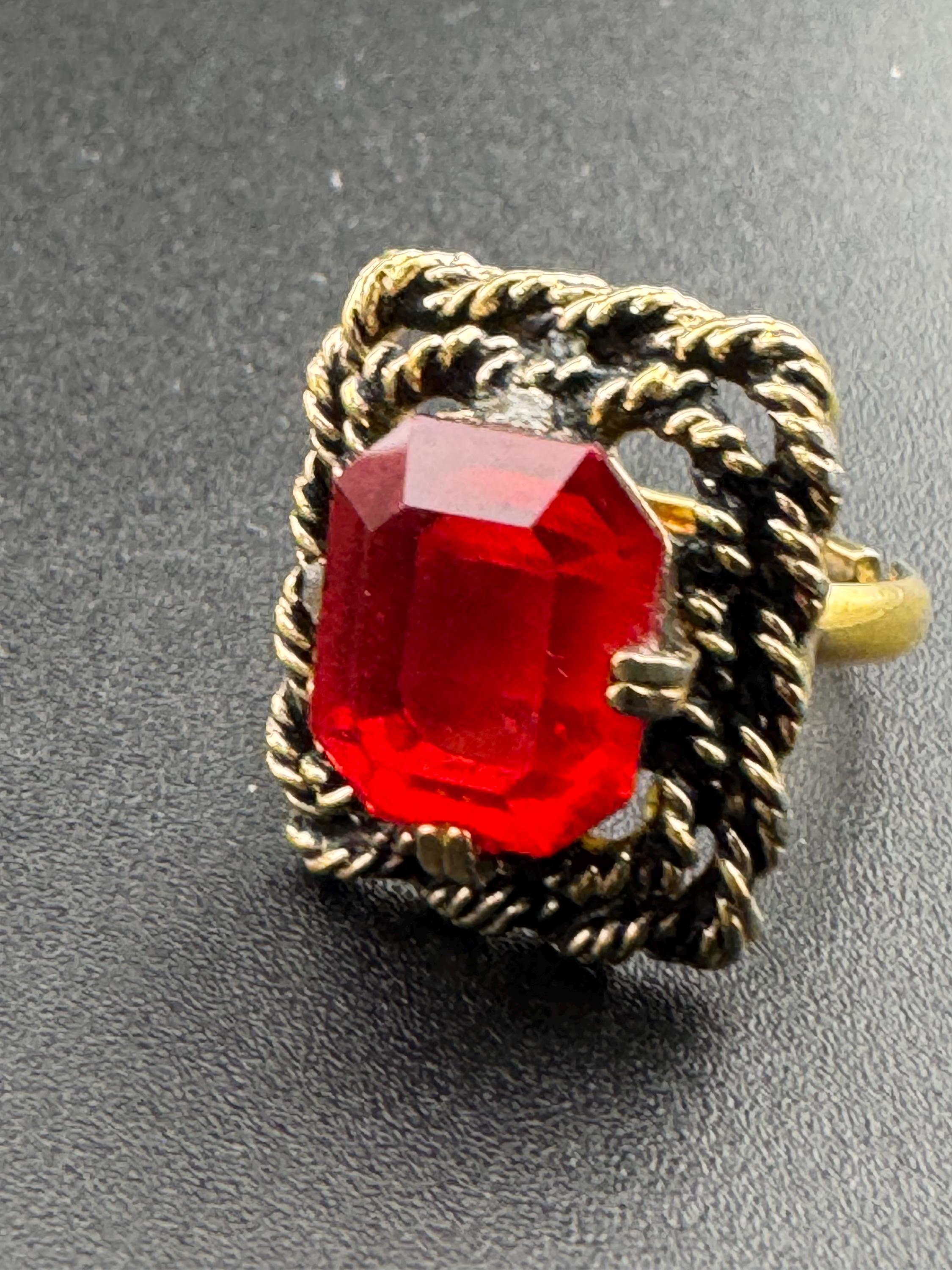 Signed sarah Coventry 1969 Majorca range gold tone red crystal rhinestone adjustable cocktail ring size M N O