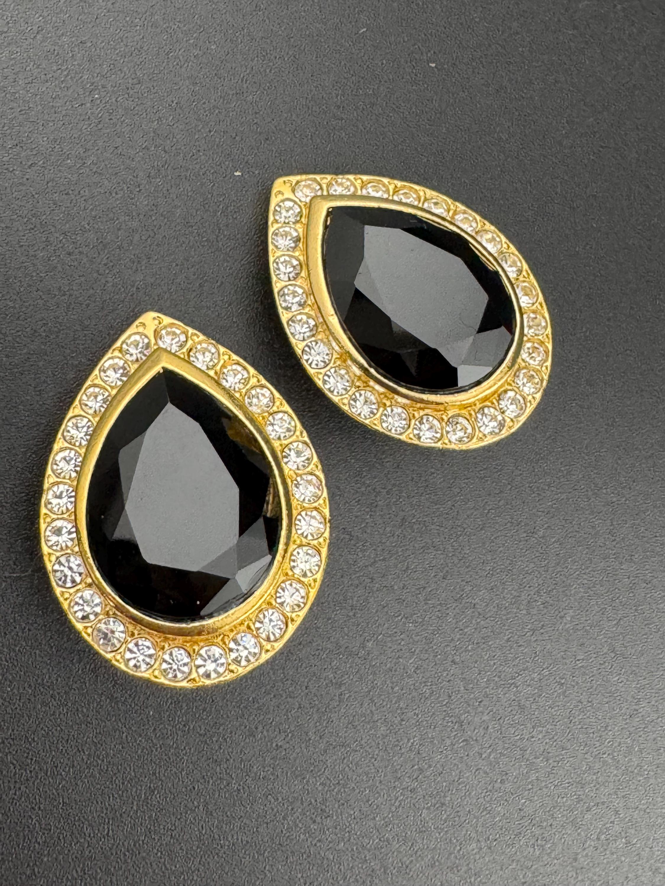 Vintage 80s crystal rhinestone diamanté black and clear teardrop clip on earrings gold tone monochrome