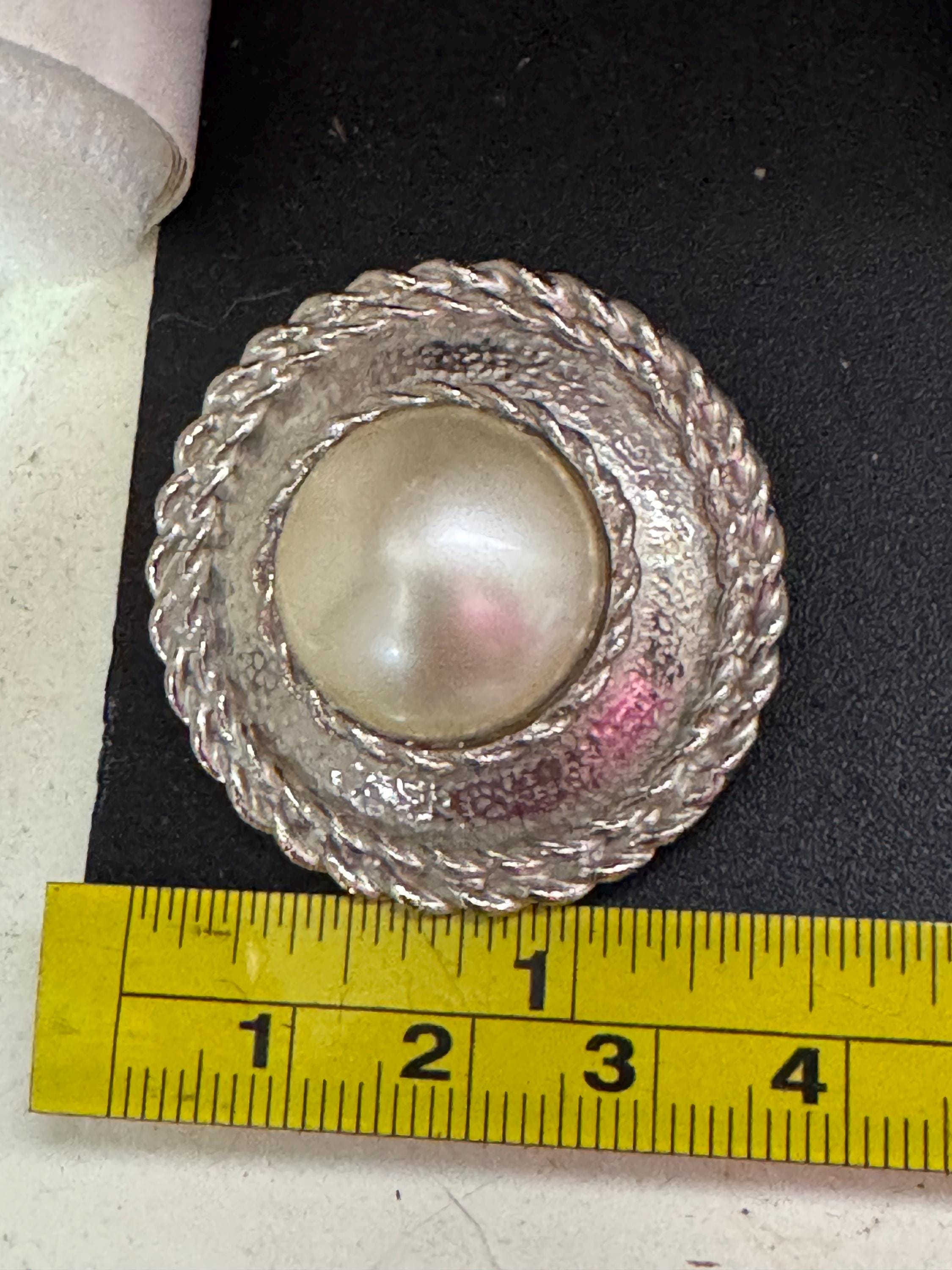 True vintage silver tone nautical rope edge round faux pearl cabochon Scarf Clip ring old shop stock nautical style