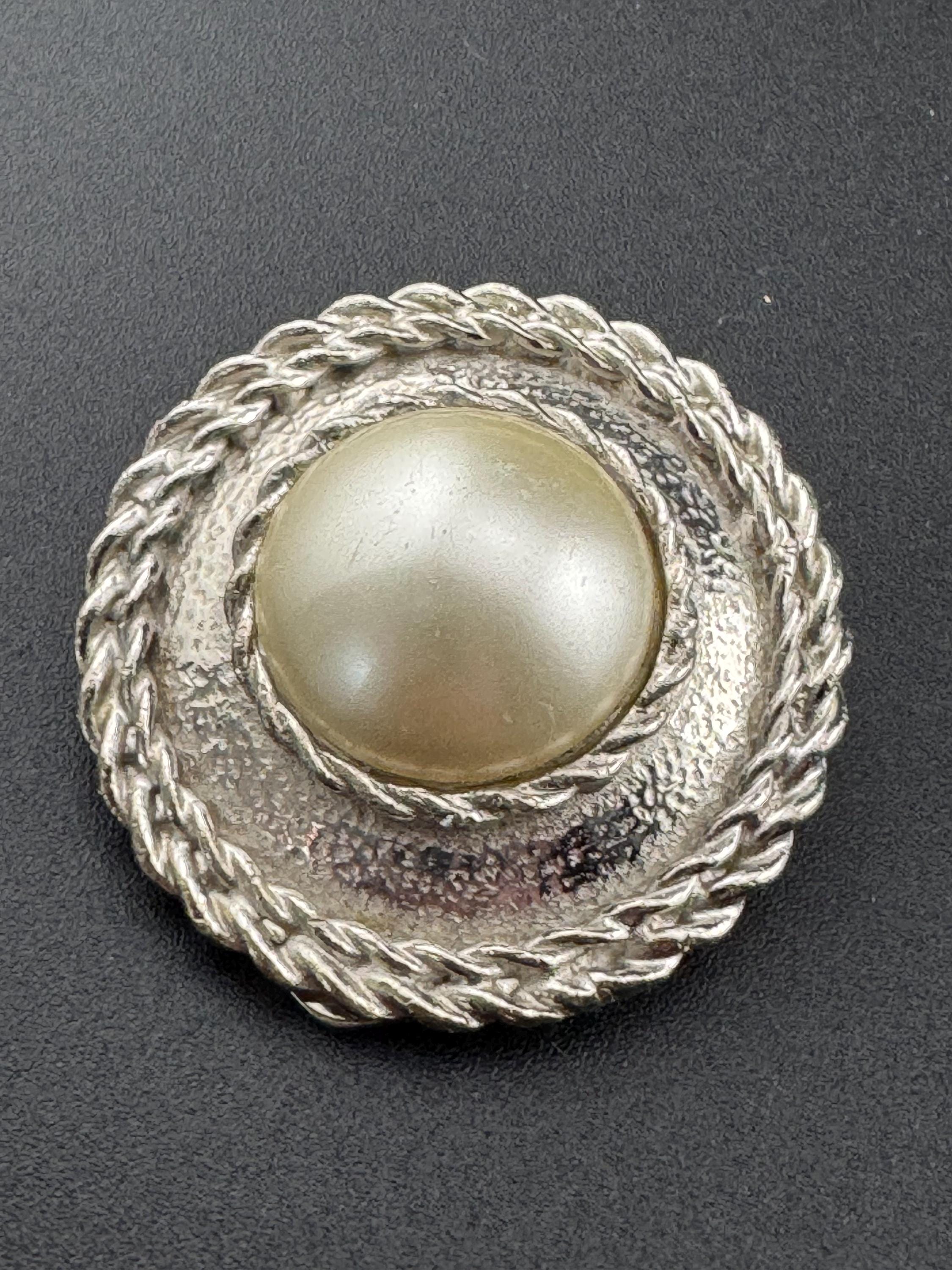 True vintage silver tone nautical rope edge round faux pearl cabochon Scarf Clip ring old shop stock nautical style