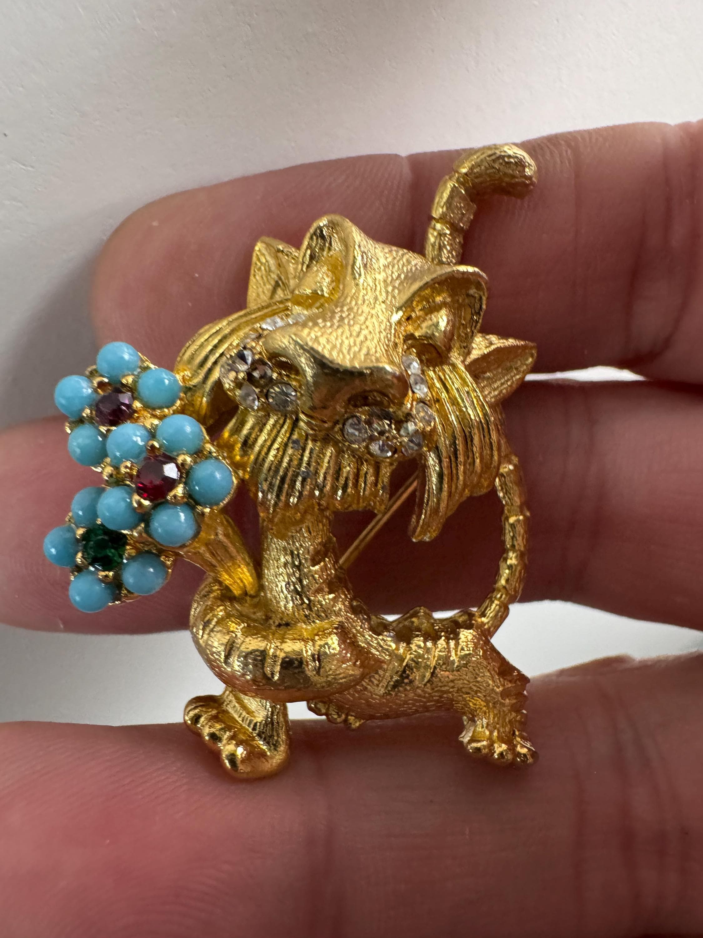 Vintage Big Cat cute stylised lion brooch gold tone with turquoise and ruby paste