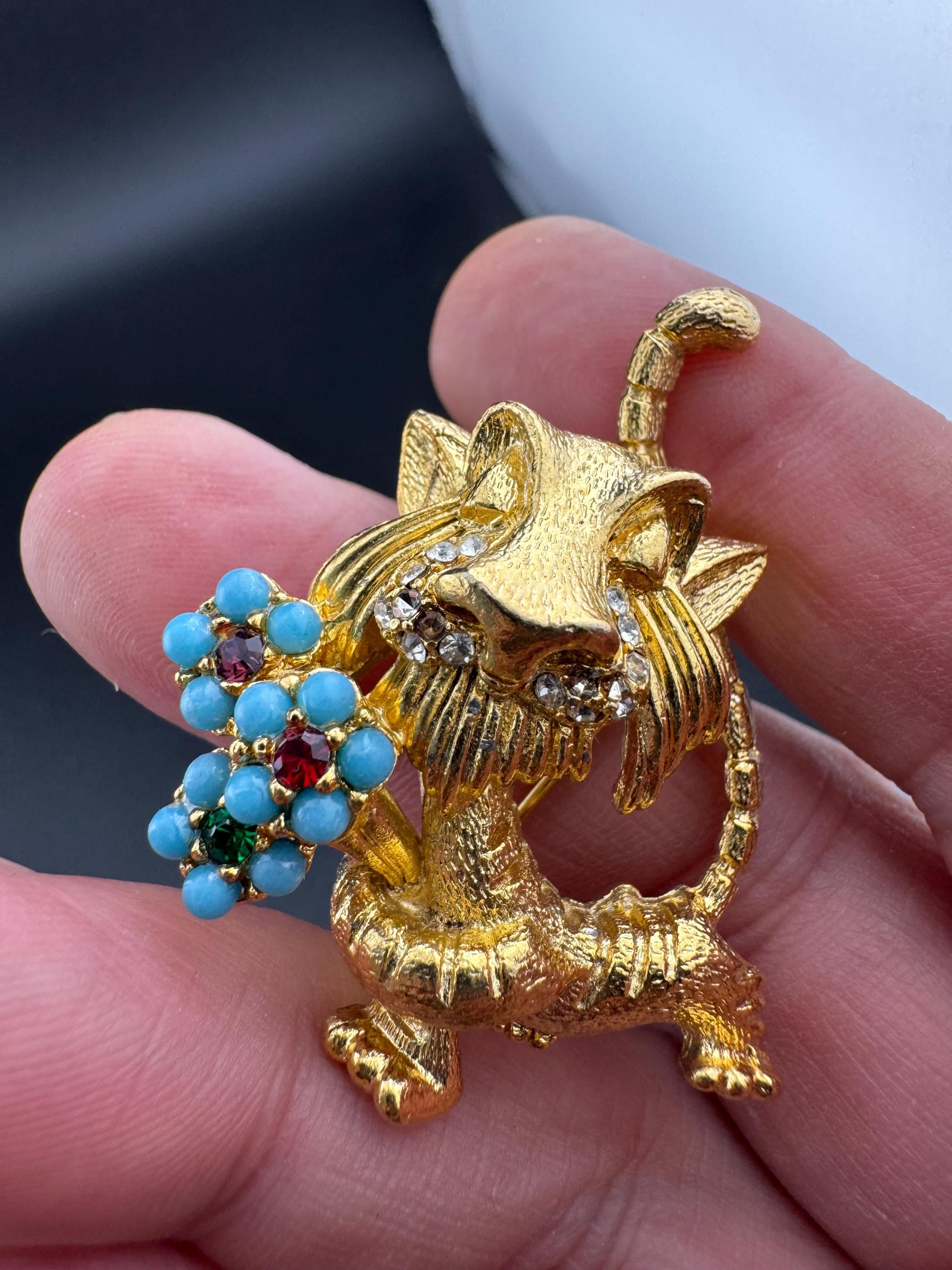 Vintage Big Cat cute stylised lion brooch gold tone with turquoise and ruby paste