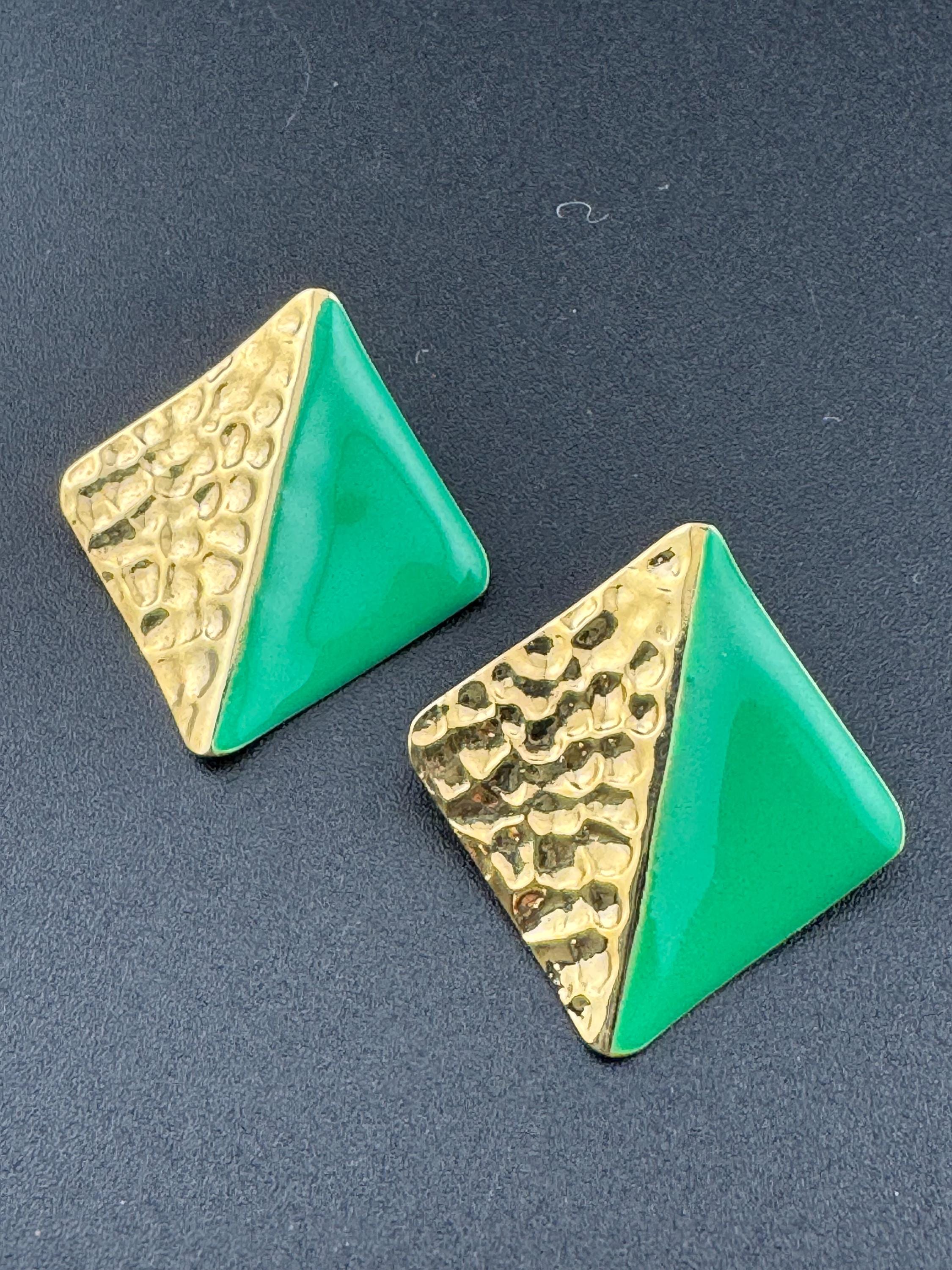 Vintage 80s bright green enamel gold tone two tone textured stud earrings for pierced ears unworn