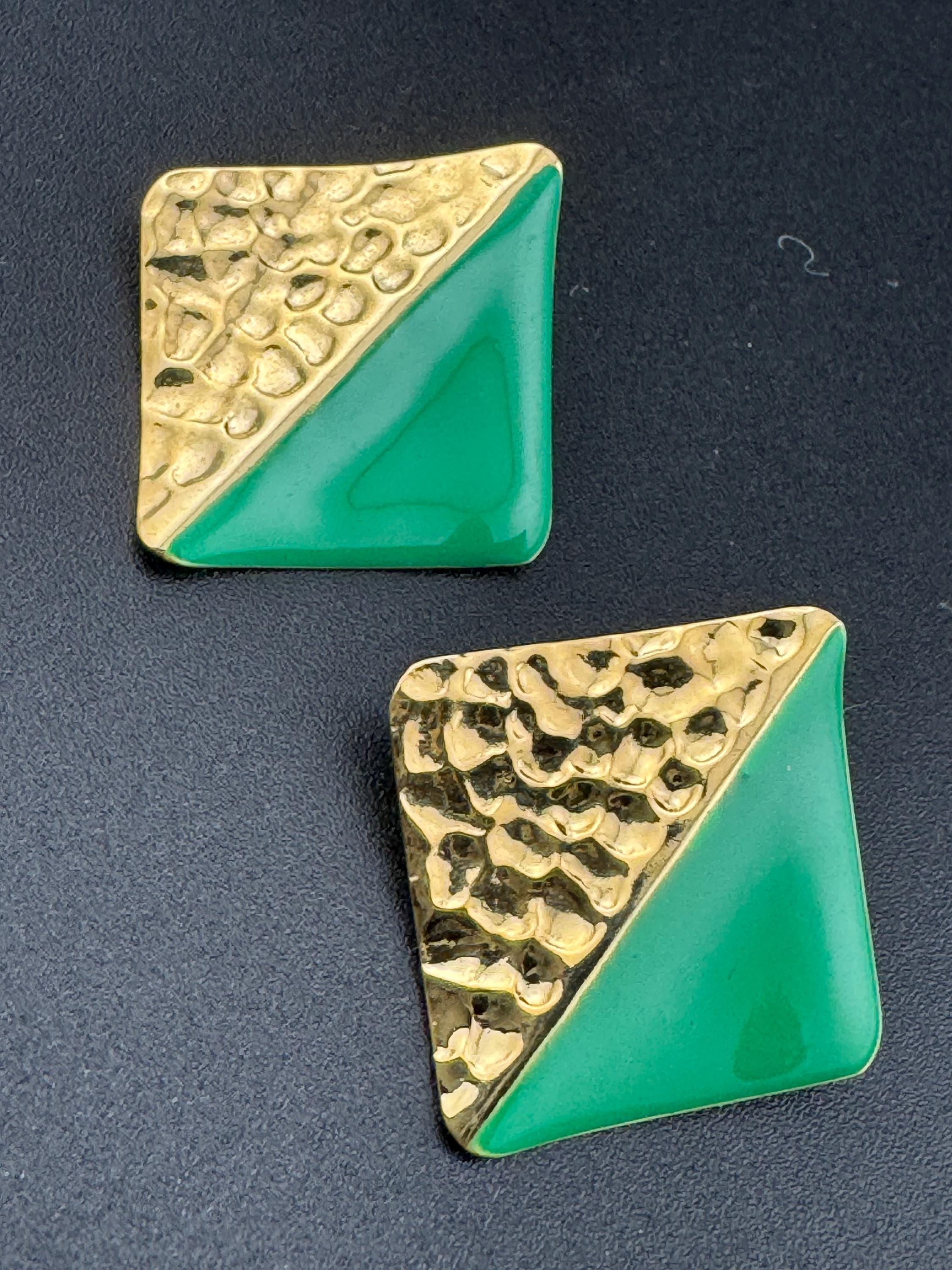 Vintage 80s bright green enamel gold tone two tone textured stud earrings for pierced ears unworn