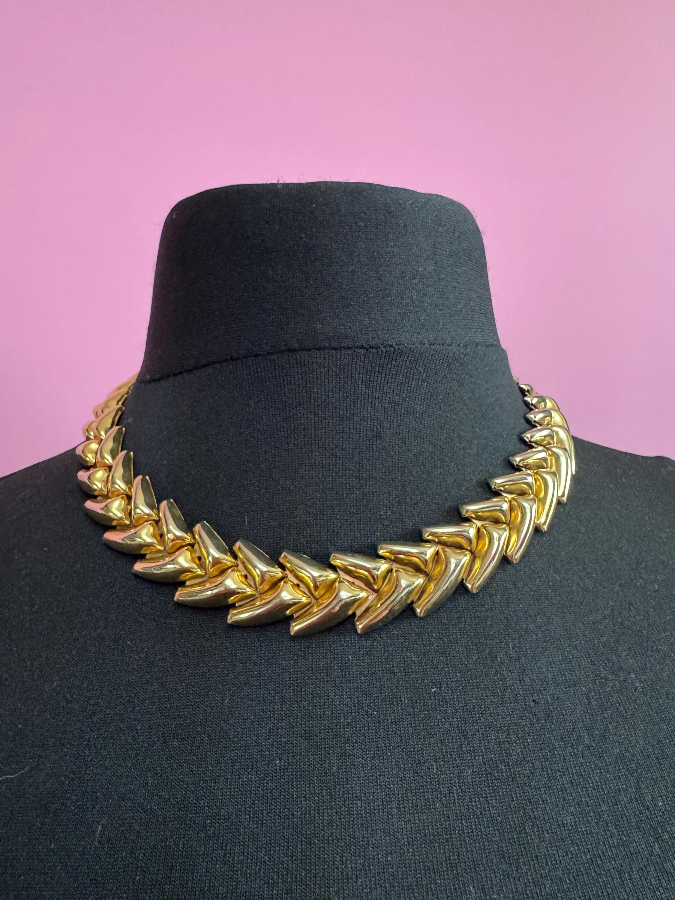 Vintage gold tone wide puffy chevron chain link choker collar necklace 46cm