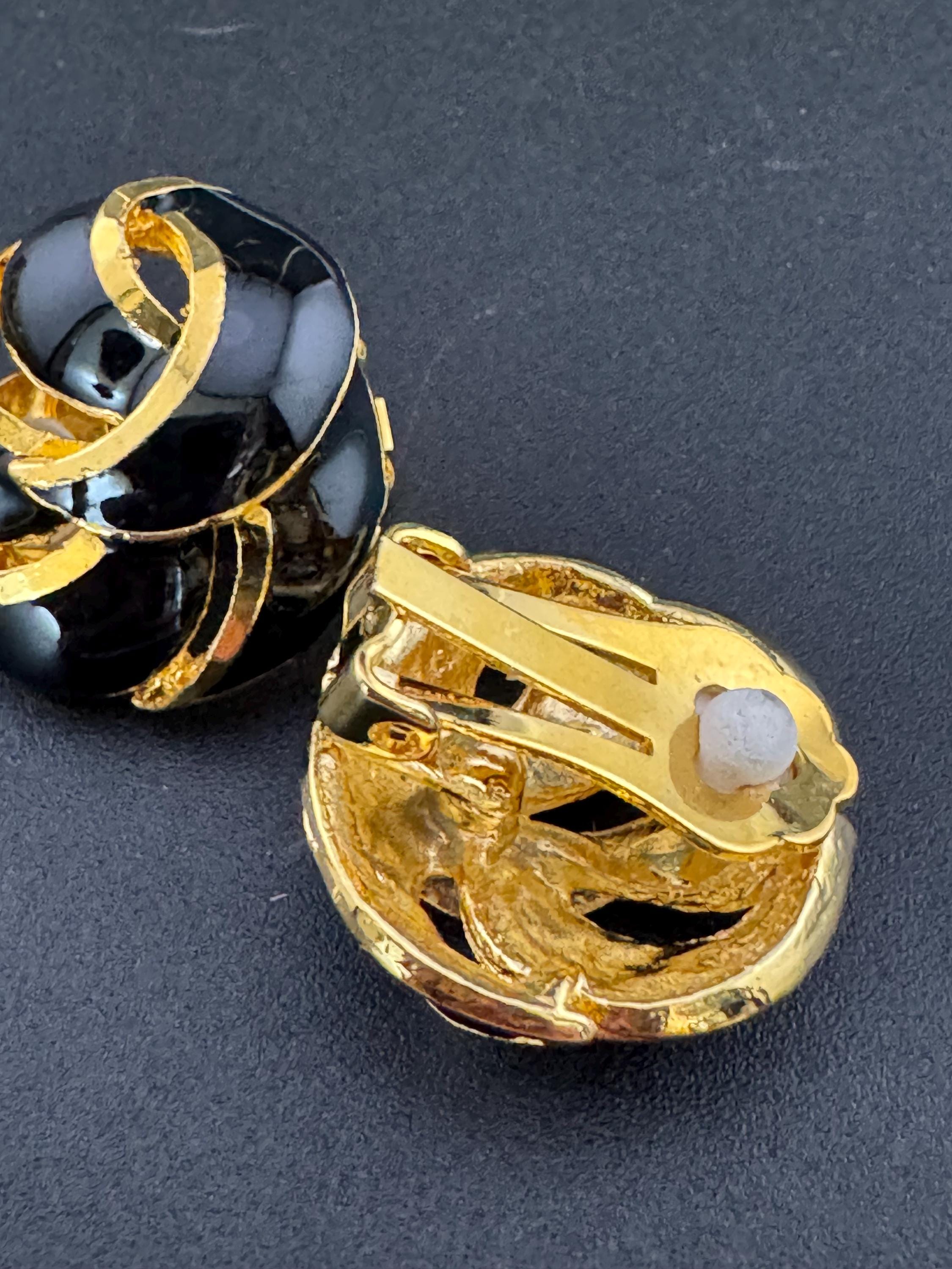 Vintage round shiny black enamel gold tone  classic knot swirl button clip on stud earrings