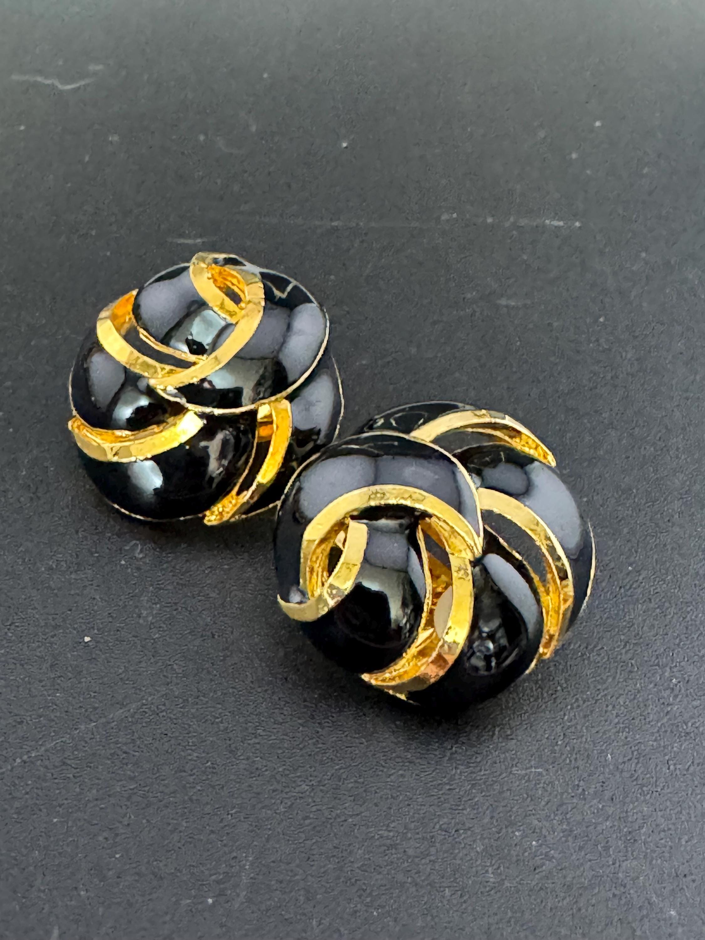 Vintage round shiny black enamel gold tone  classic knot swirl button clip on stud earrings