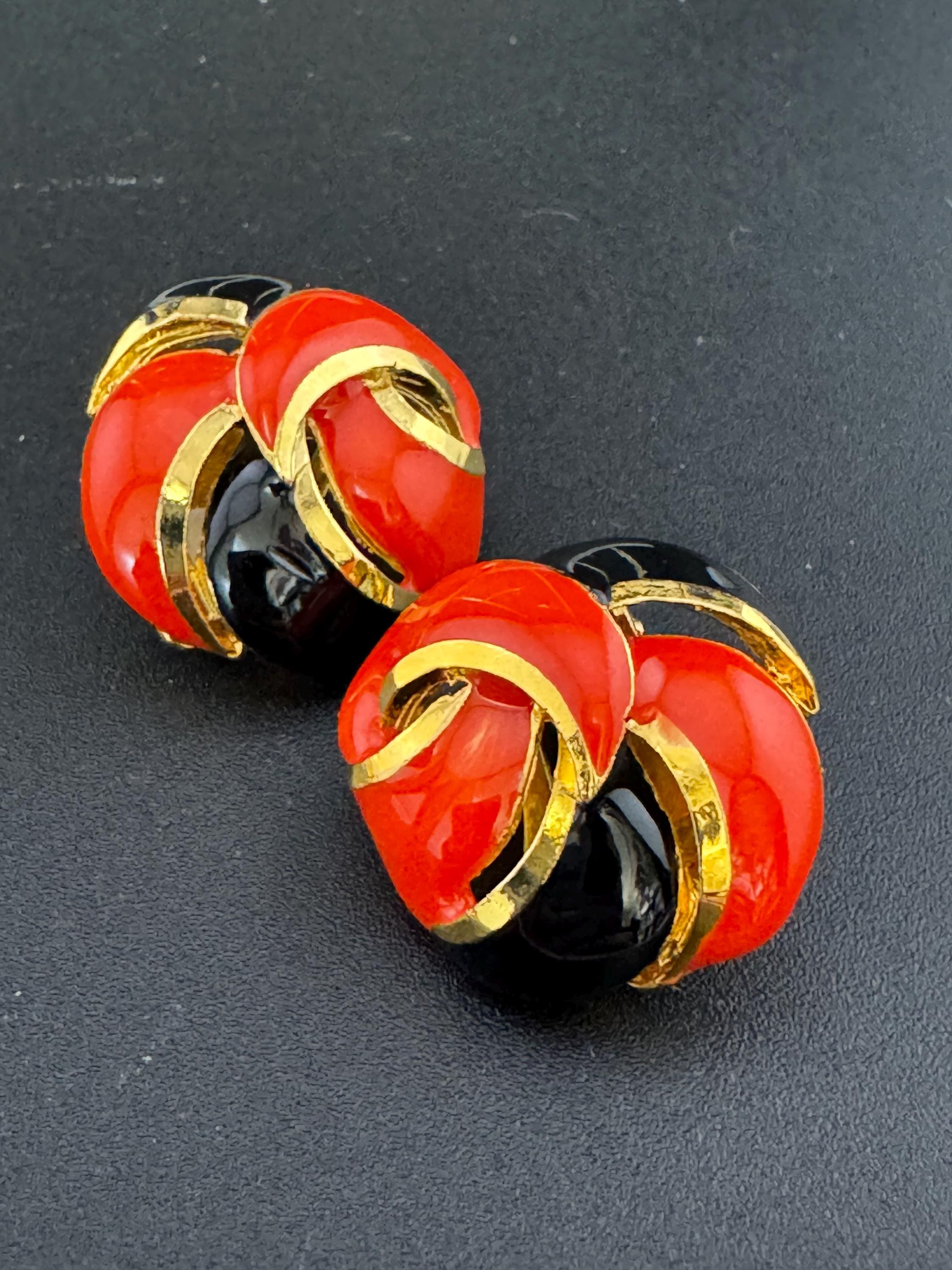 Vintage round shiny coral red and black enamel gold tone  classic knot swirl button clip on stud earrings