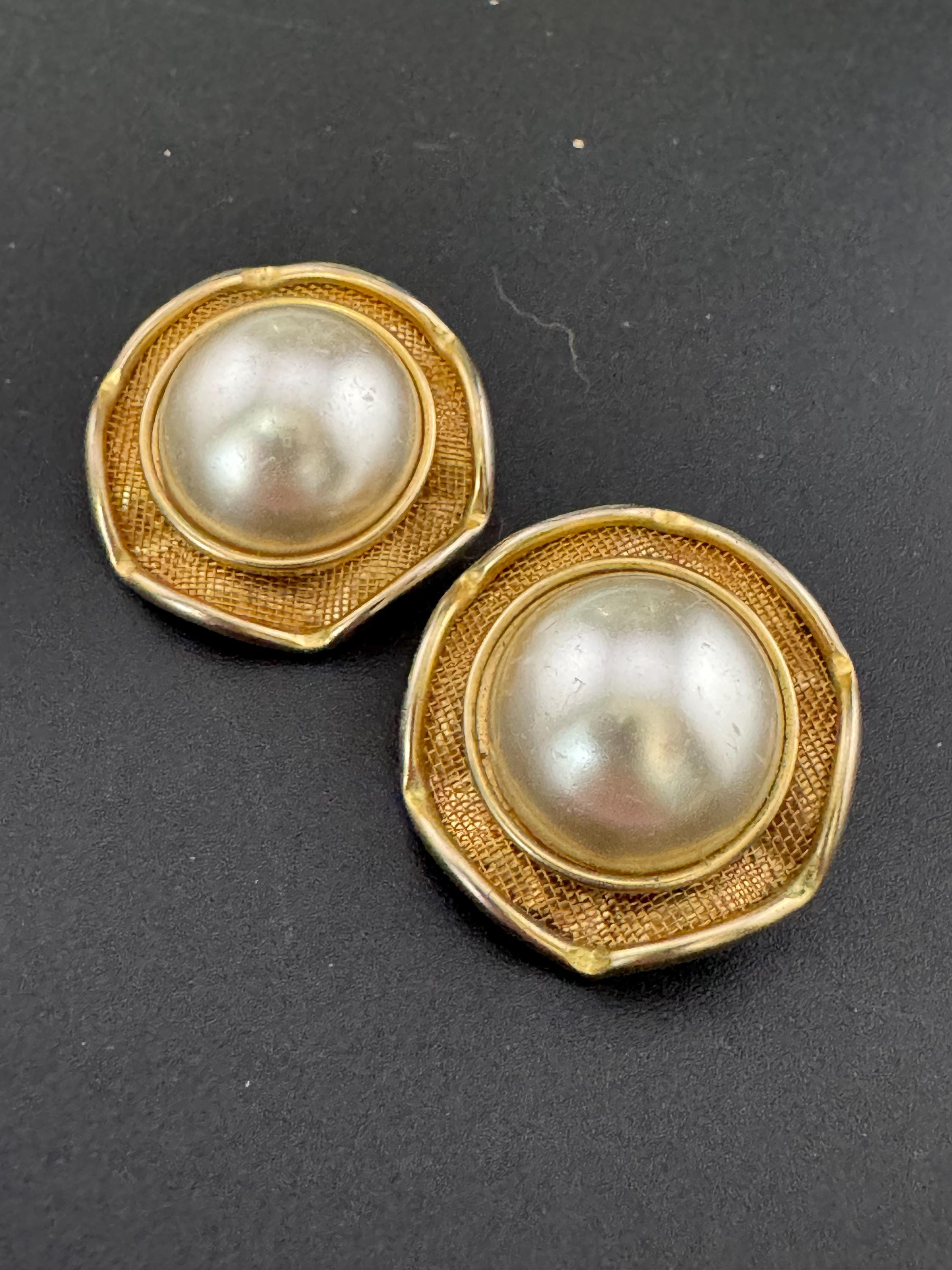 fluted edge faux cream pearl Vintage gold tone round clip on Stud earrings