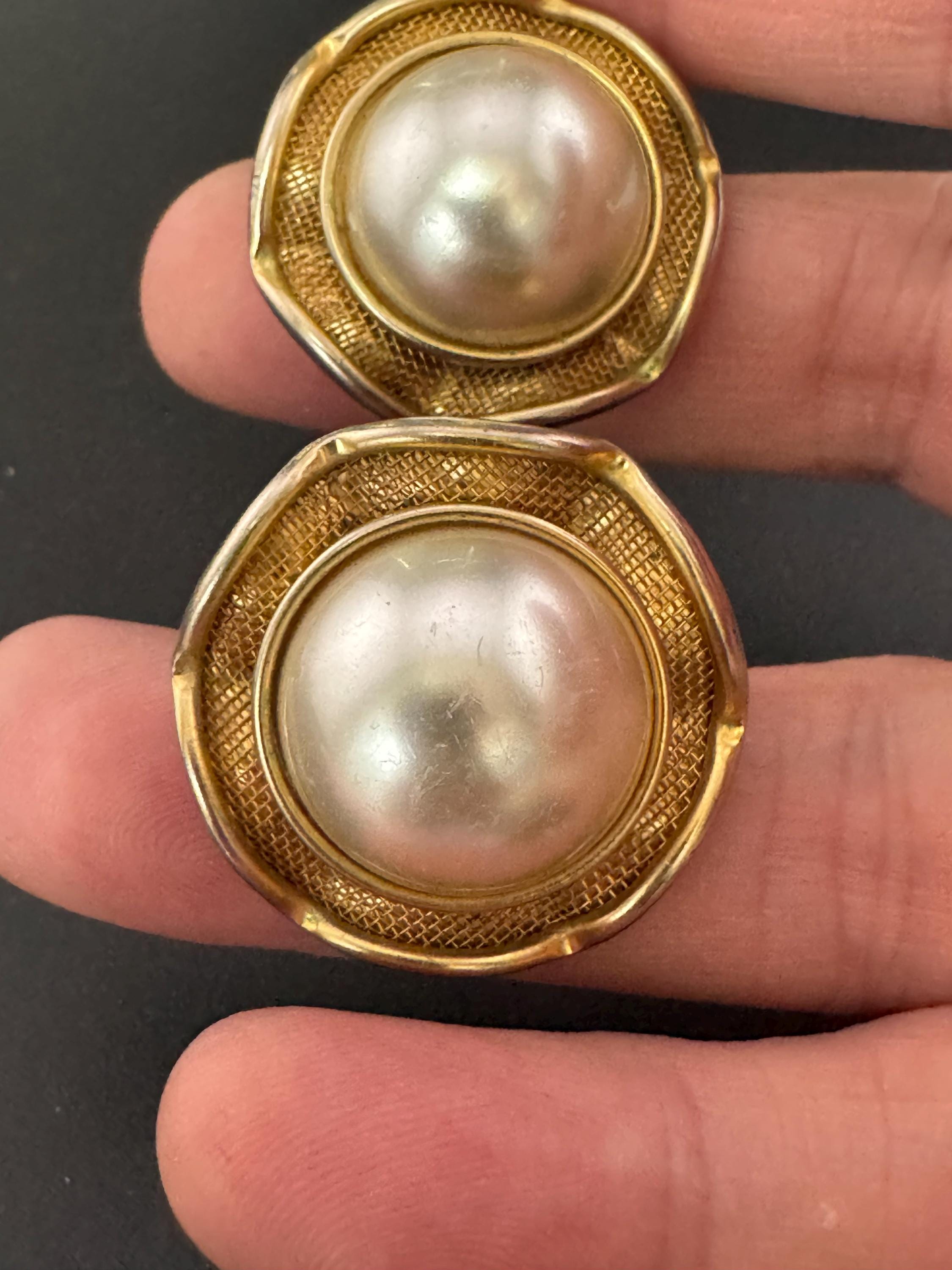 fluted edge faux cream pearl Vintage gold tone round clip on Stud earrings