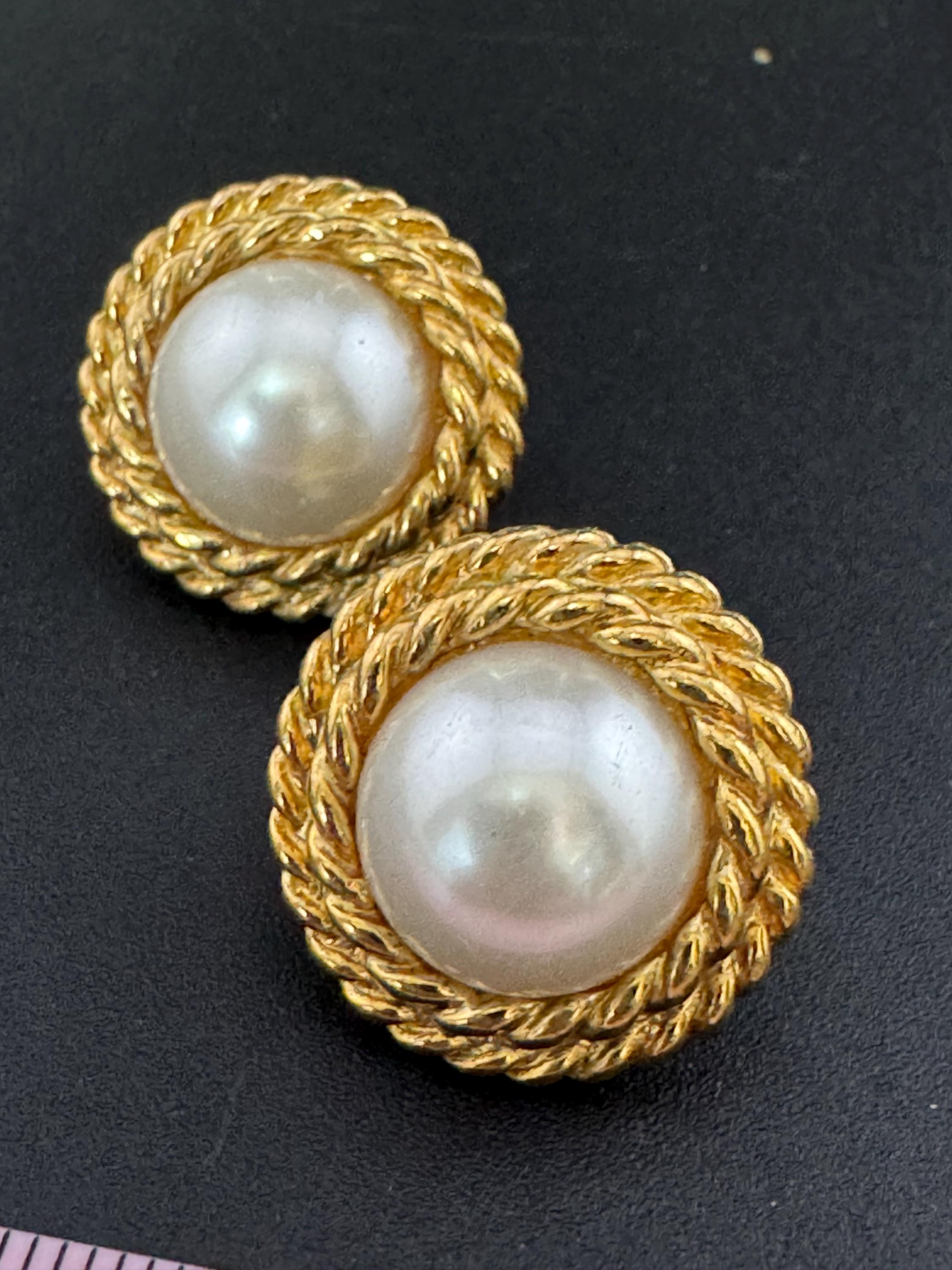 Rope edge nautical style faux cream pearl Vintage gold tone round clip on Stud earrings