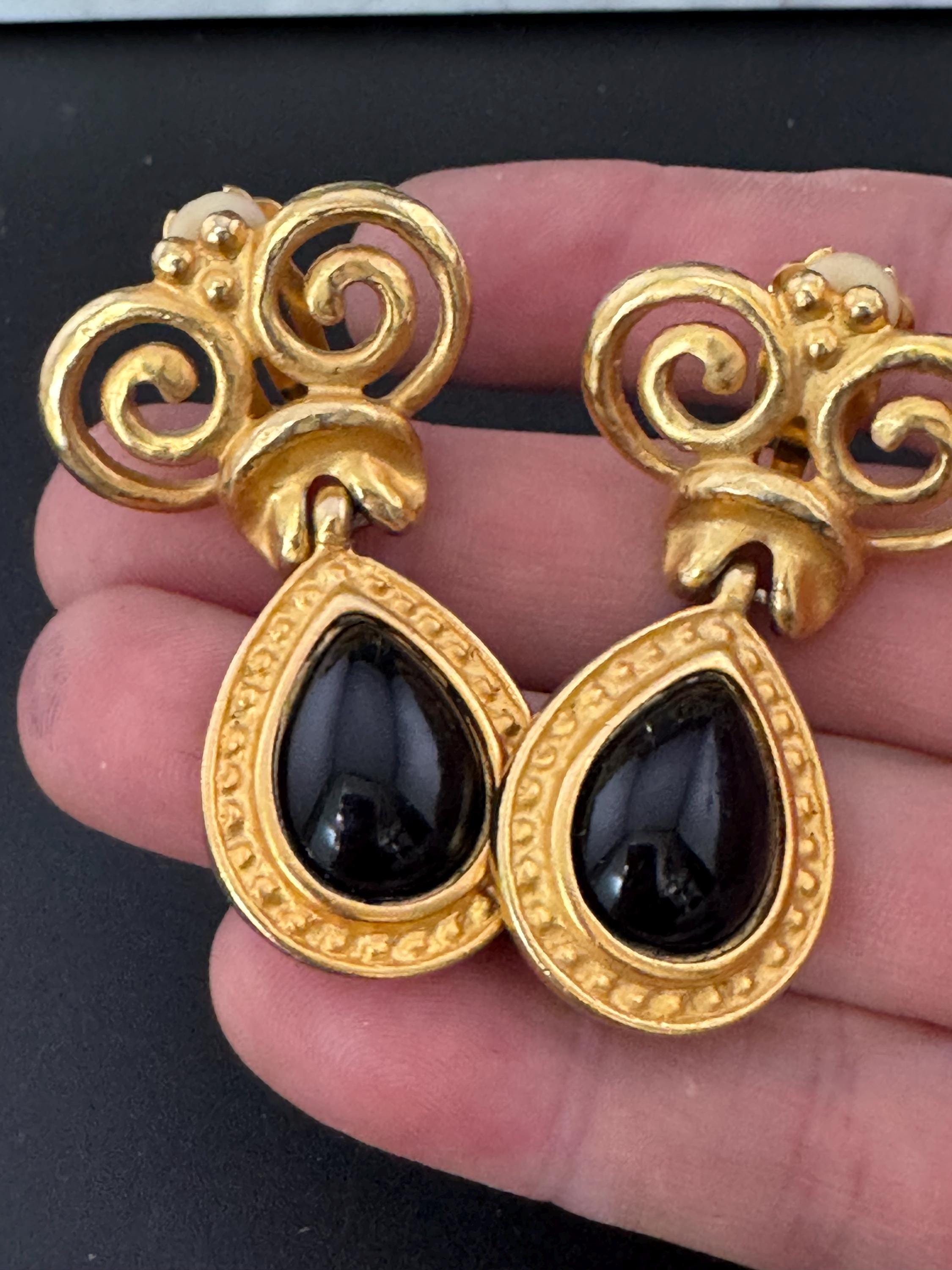 Vintage Matt gold tone Etruscan style black cabochon dangly teardrop clip on earrings