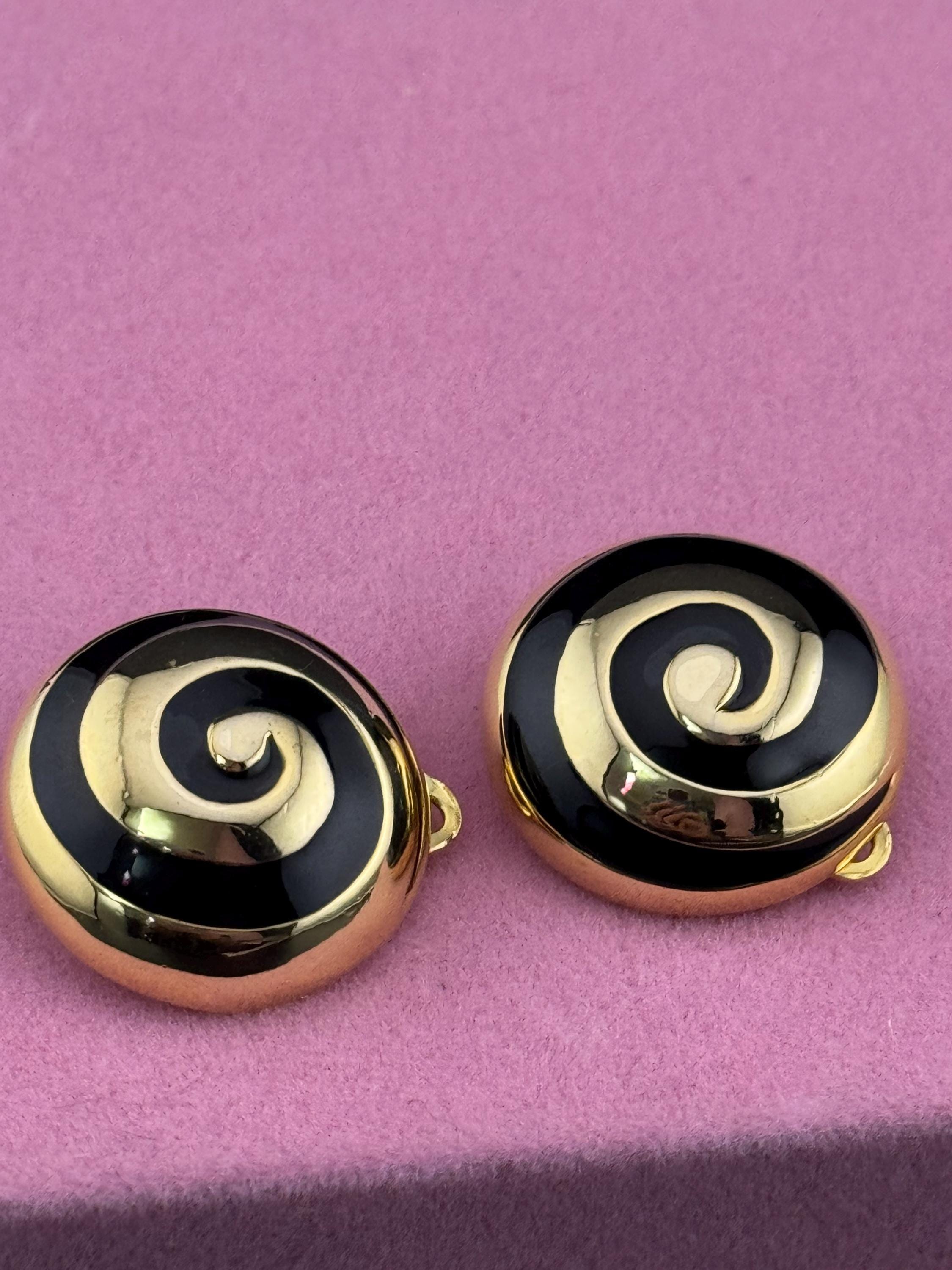 Signed Joan Collins Vintage round black enamel gold tone classic swirl button clip on stud earrings