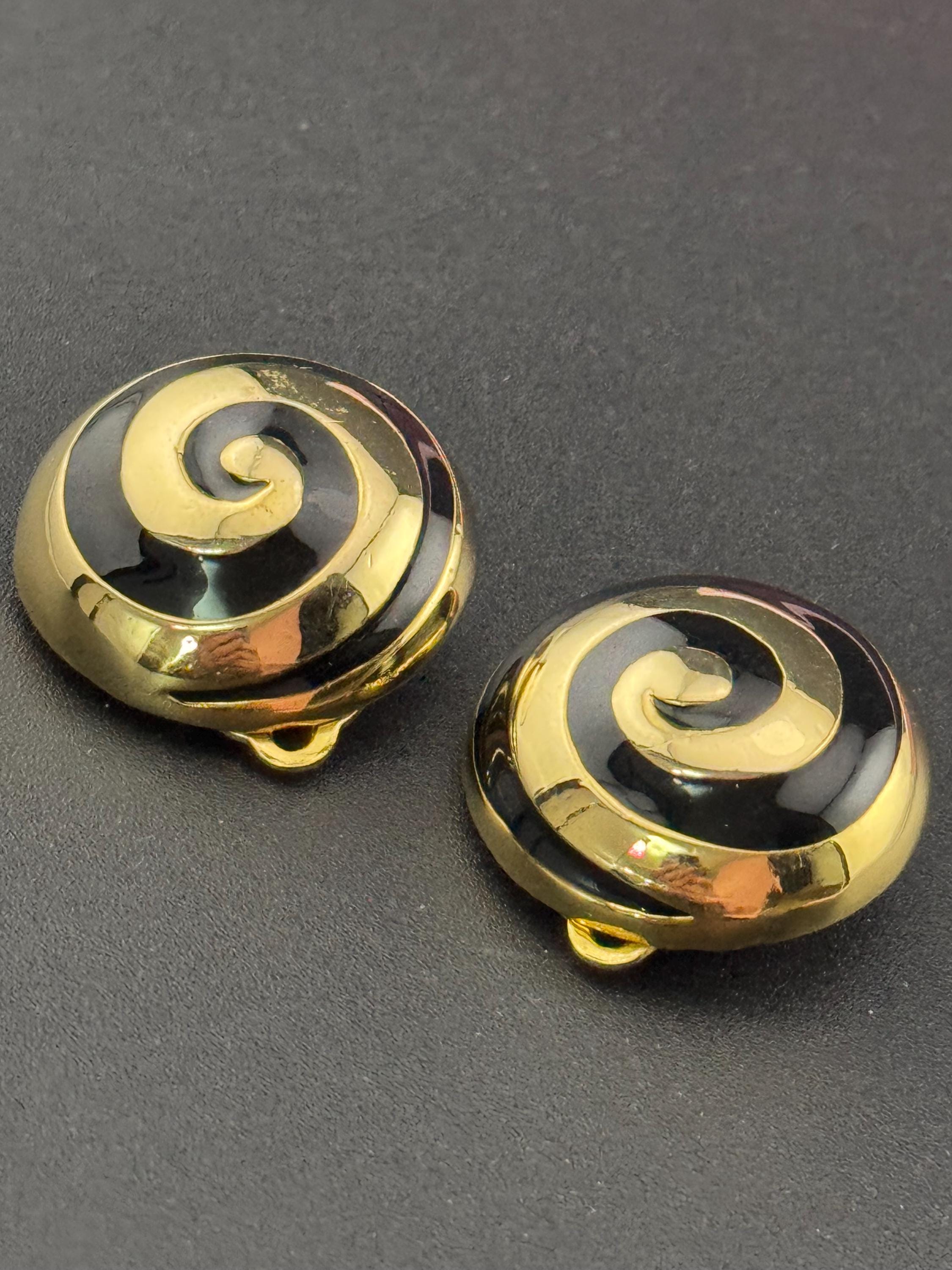 Signed Joan Collins Vintage round black enamel gold tone classic swirl button clip on stud earrings