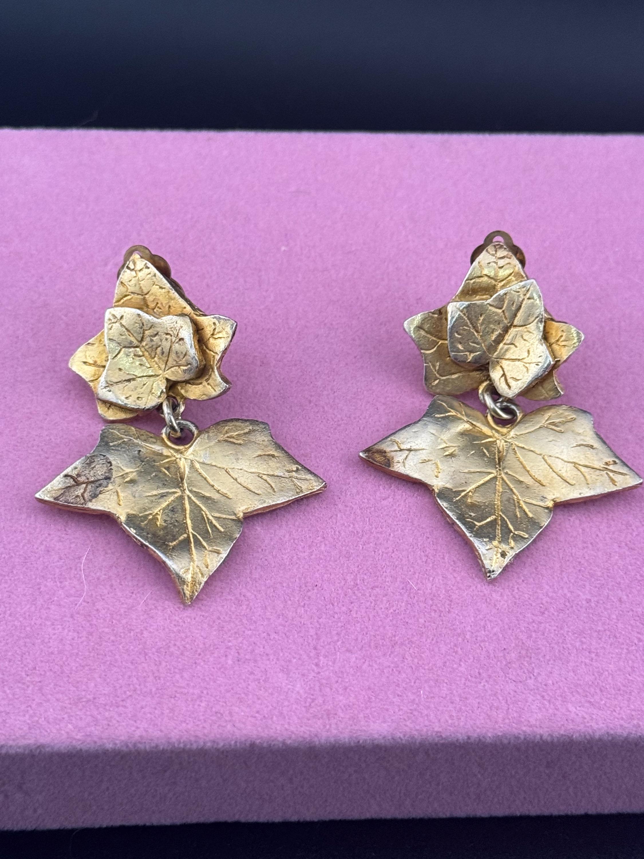 Signed Atout Moment French 1990s Vintage Gold Tone Ivy leaf foliat drop dangly clip on earrings