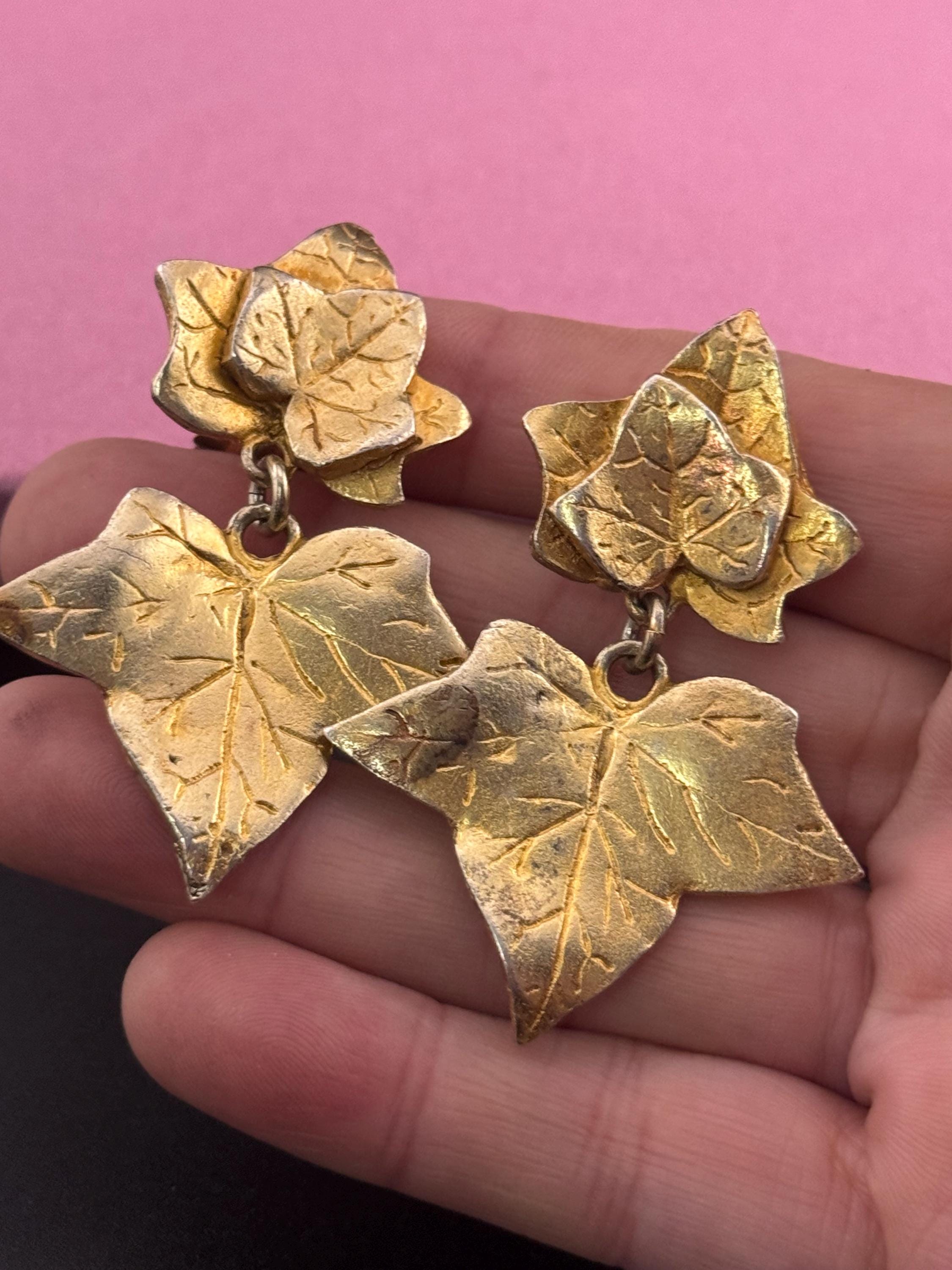 Signed Atout Moment French 1990s Vintage Gold Tone Ivy leaf foliat drop dangly clip on earrings