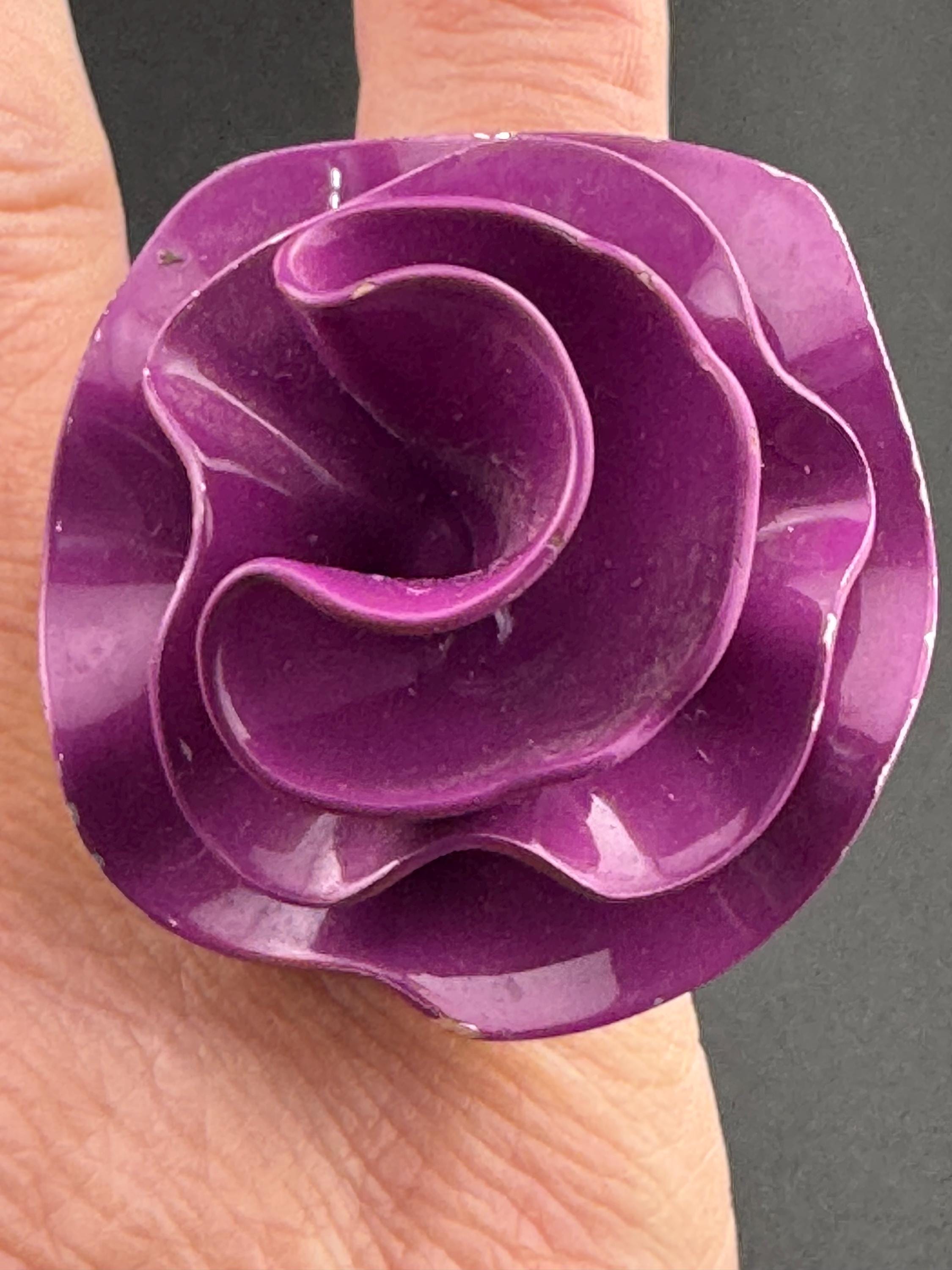 Marc Jacob’s Lola cream perfume scent ring with oversized purple flower size uk N O