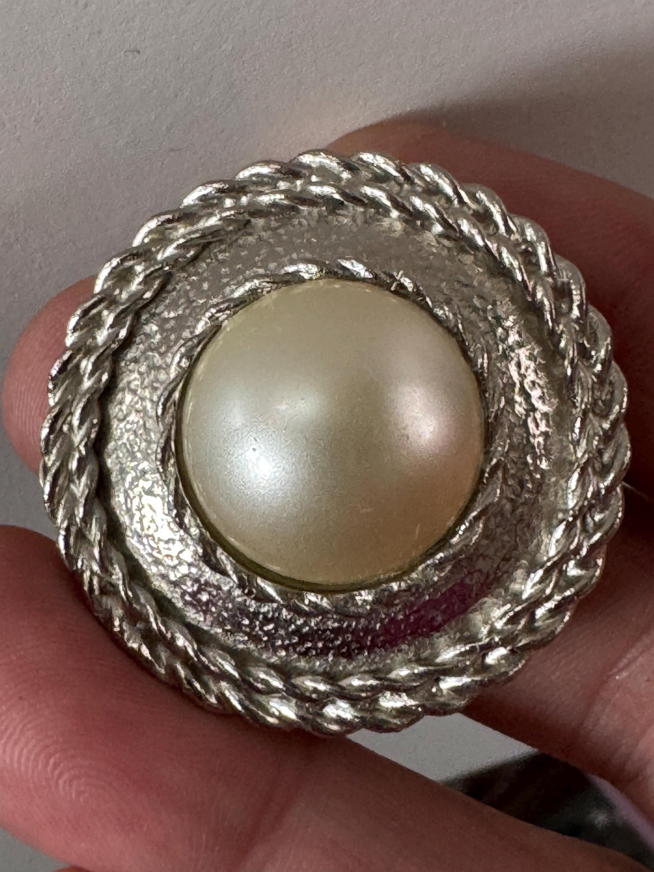 True vintage silver tone nautical rope edge round faux pearl cabochon Scarf Clip ring old shop stock nautical style