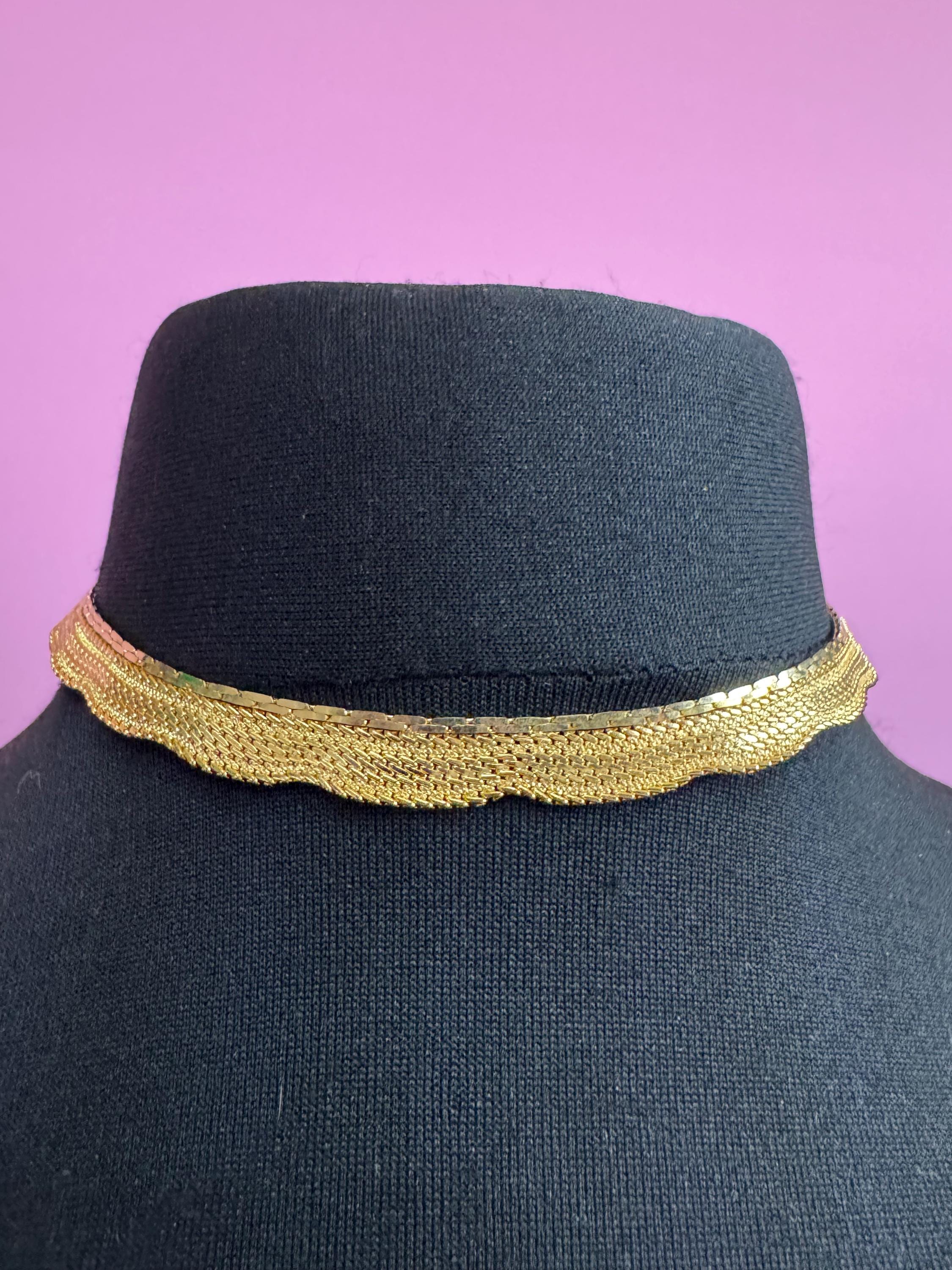 Vintage gold tone modernist design wide mesh choker necklace scalloped