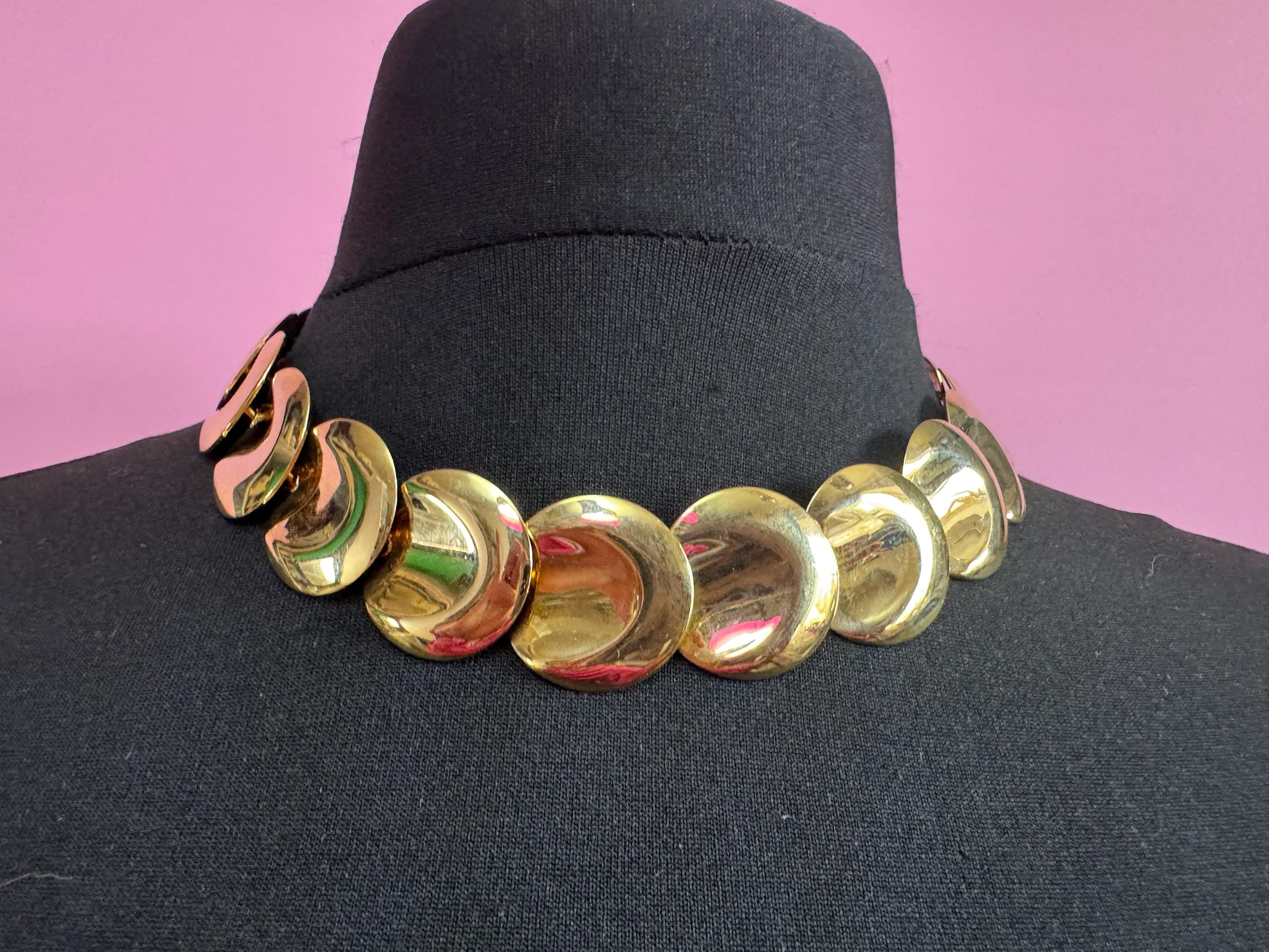 Retro shiny gold tone wide Etruscan textured disc choker necklace 46cm