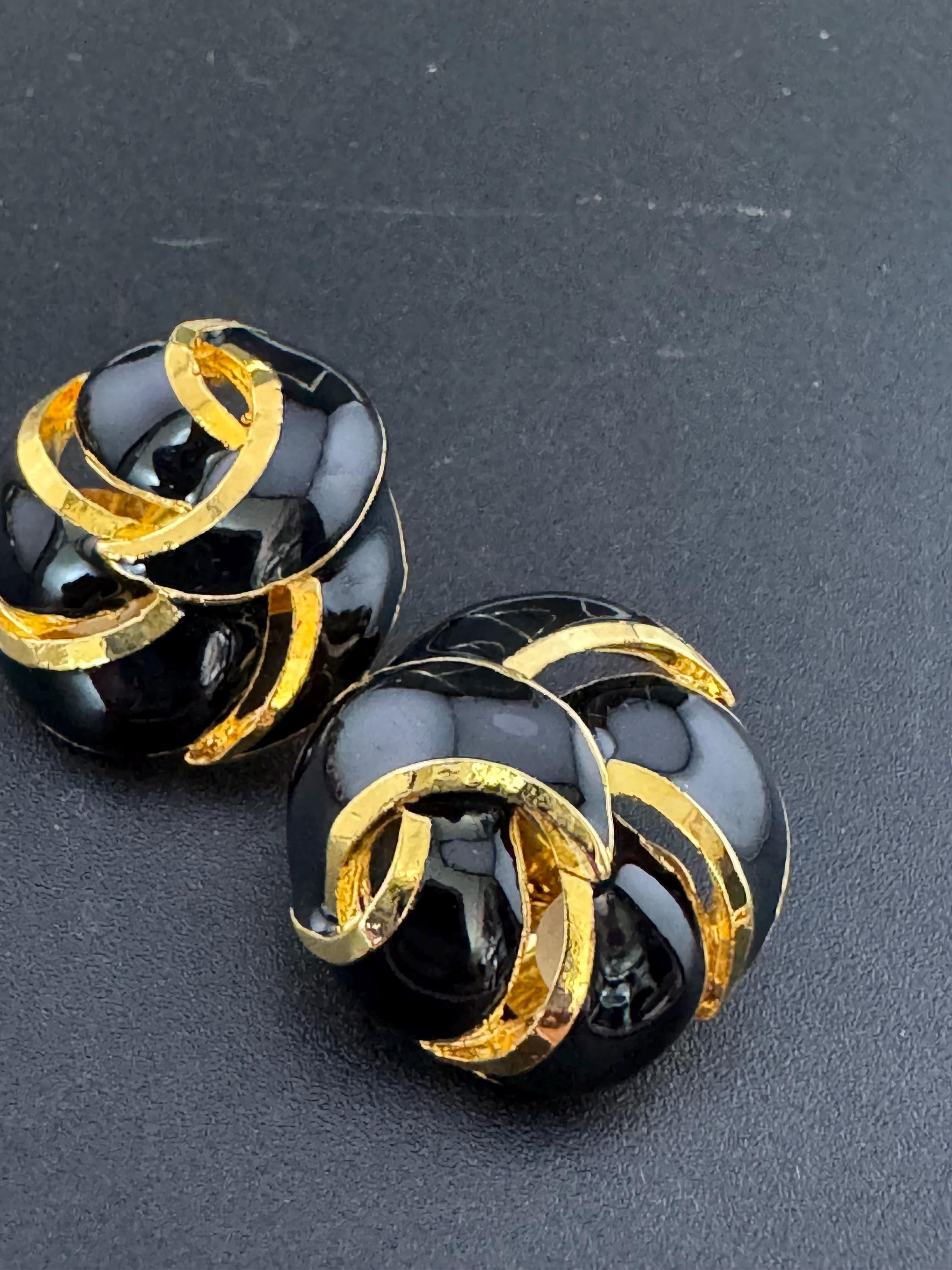 Vintage round shiny black enamel gold tone  classic knot swirl button clip on stud earrings