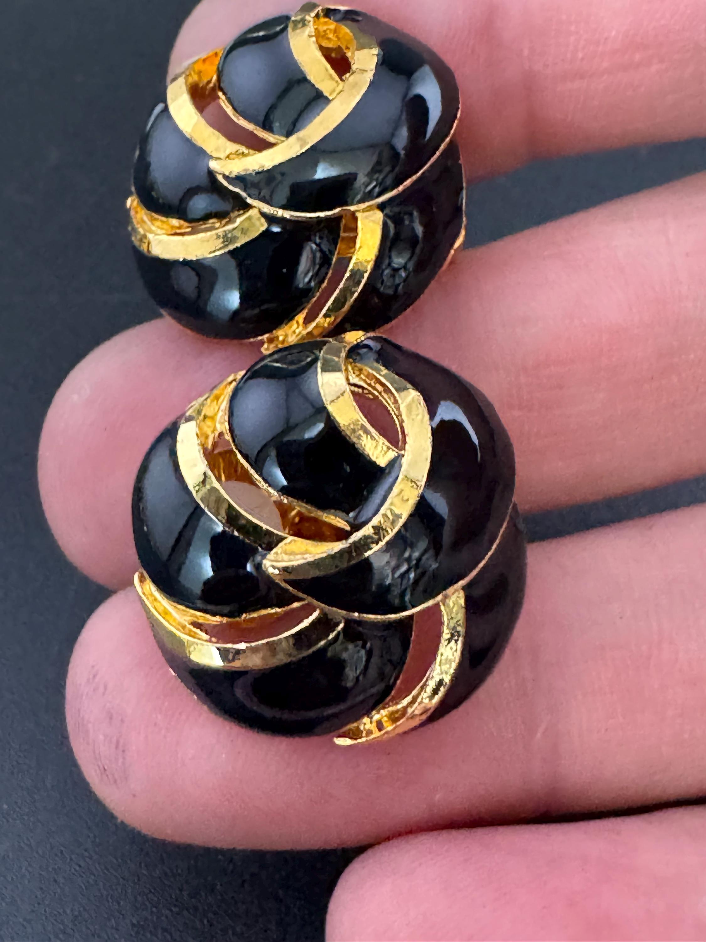 Vintage round shiny black enamel gold tone  classic knot swirl button clip on stud earrings