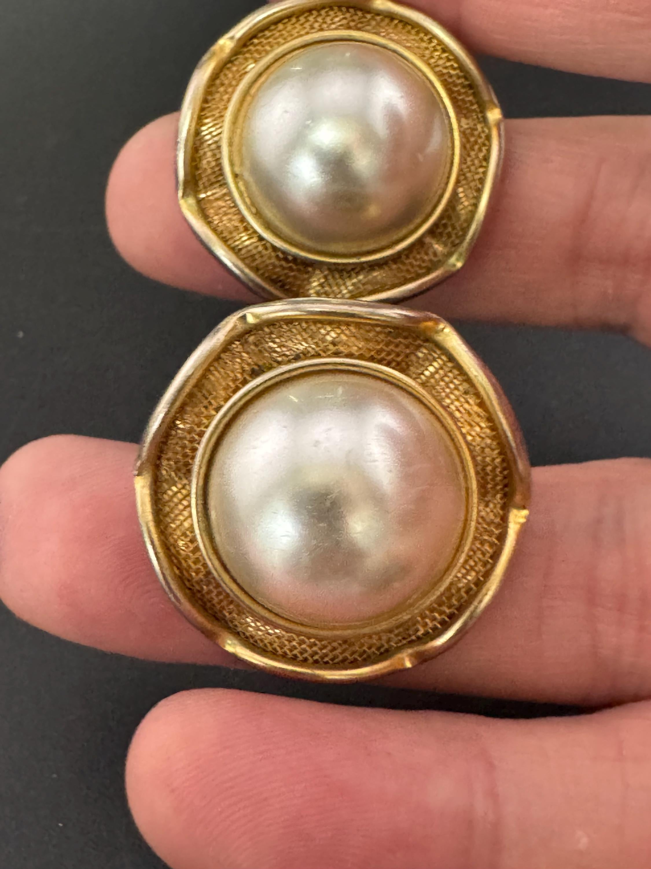 fluted edge faux cream pearl Vintage gold tone round clip on Stud earrings