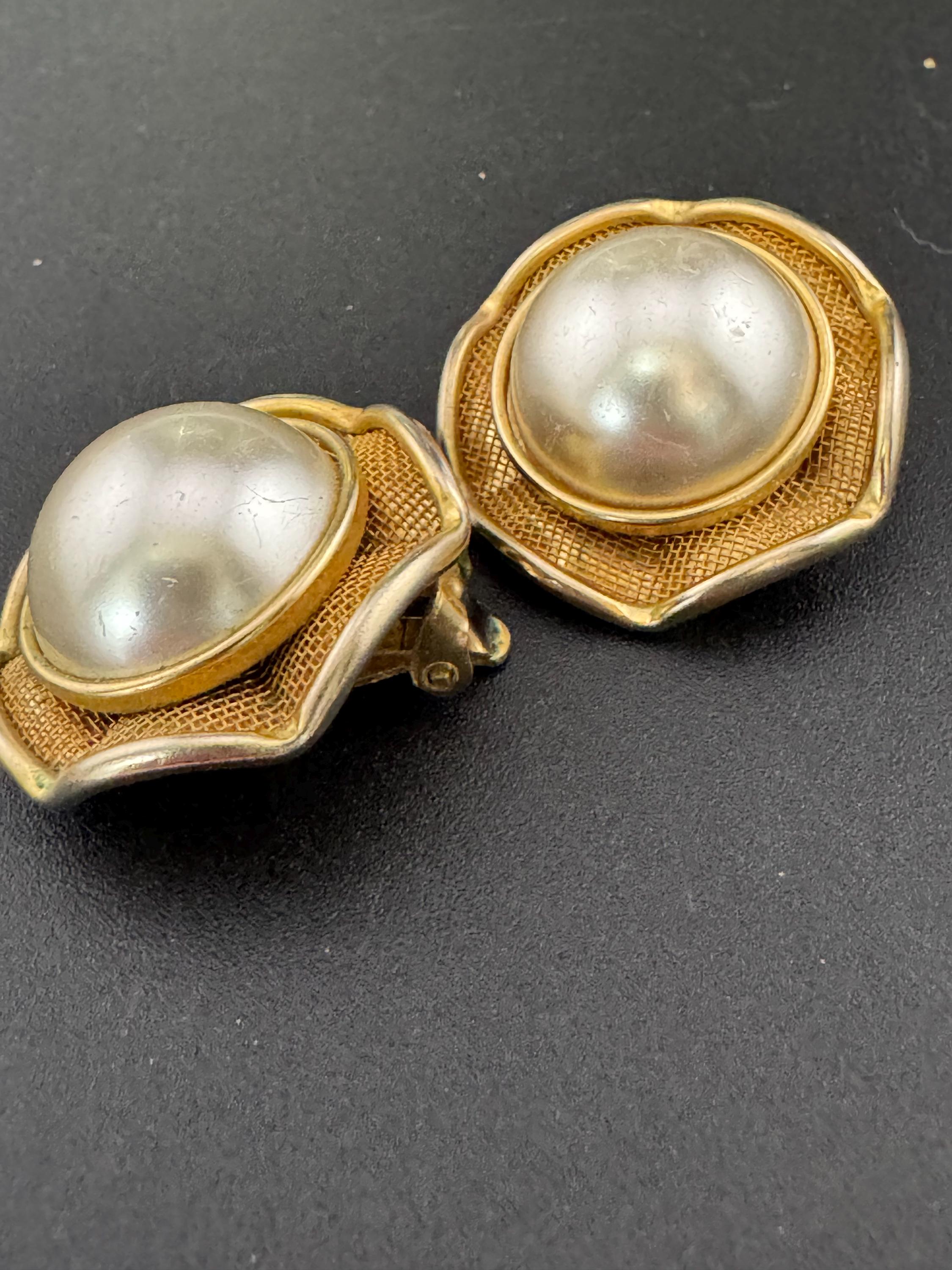 fluted edge faux cream pearl Vintage gold tone round clip on Stud earrings