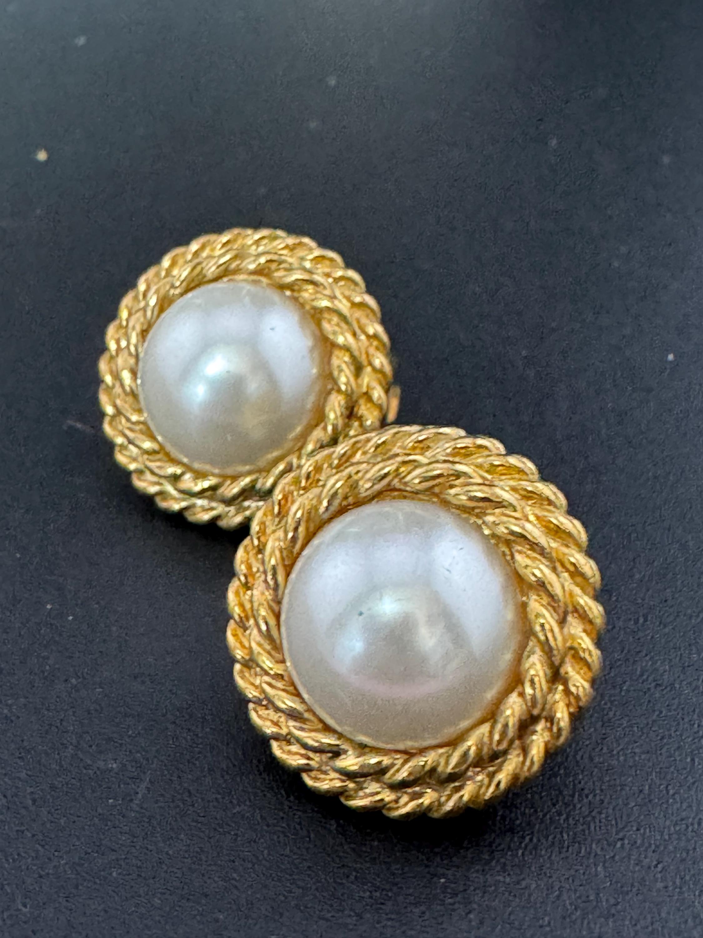 Rope edge nautical style faux cream pearl Vintage gold tone round clip on Stud earrings